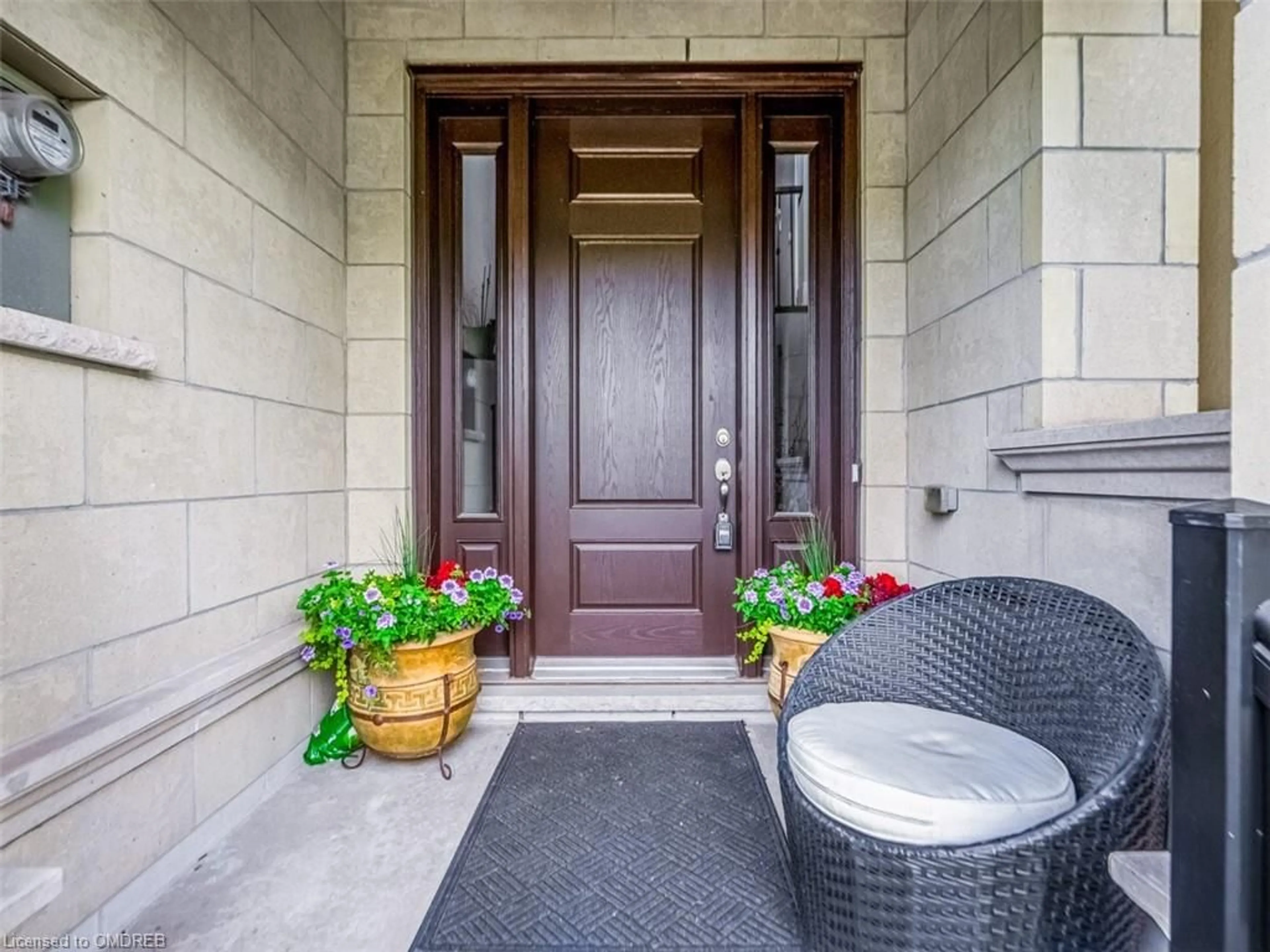 Indoor entryway for 184 Dorval Dr, Oakville Ontario L6K 0H3