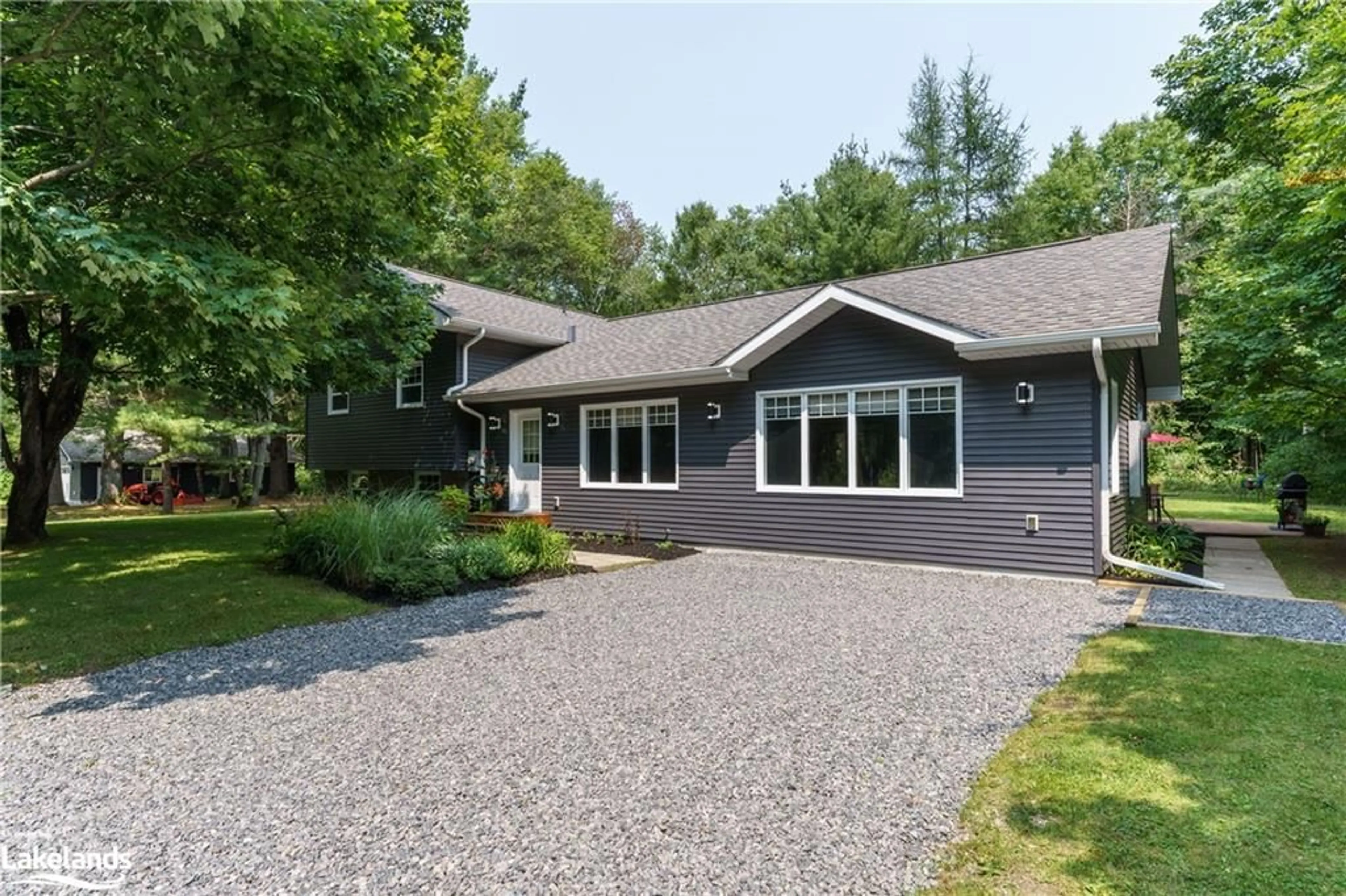 Home with vinyl exterior material for 1748 Bonnie Lake Rd, Bracebridge Ontario P0B 1L0