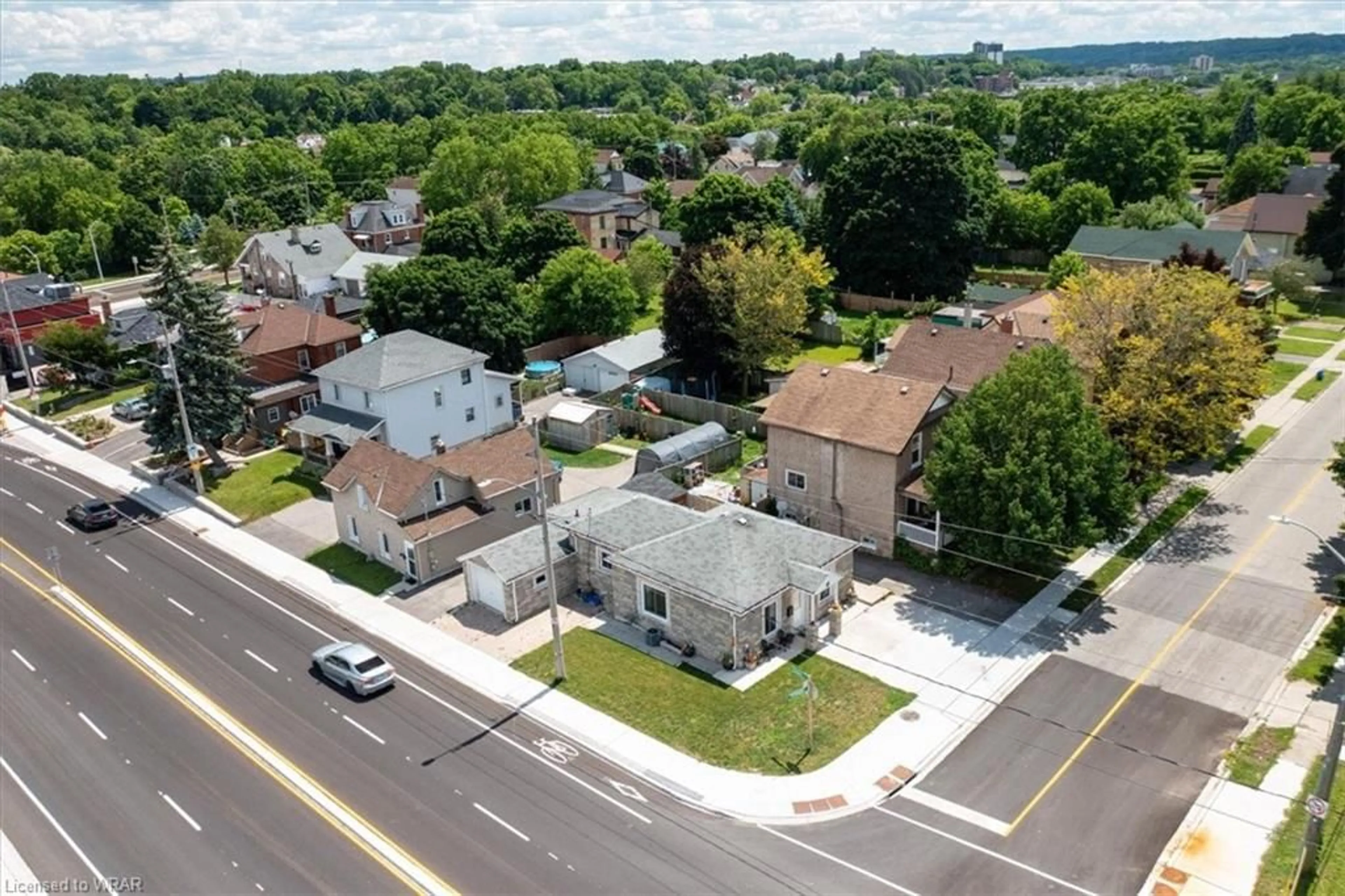 A pic from exterior of the house or condo for 185 Wellington St, Cambridge Ontario N1R 3Y8