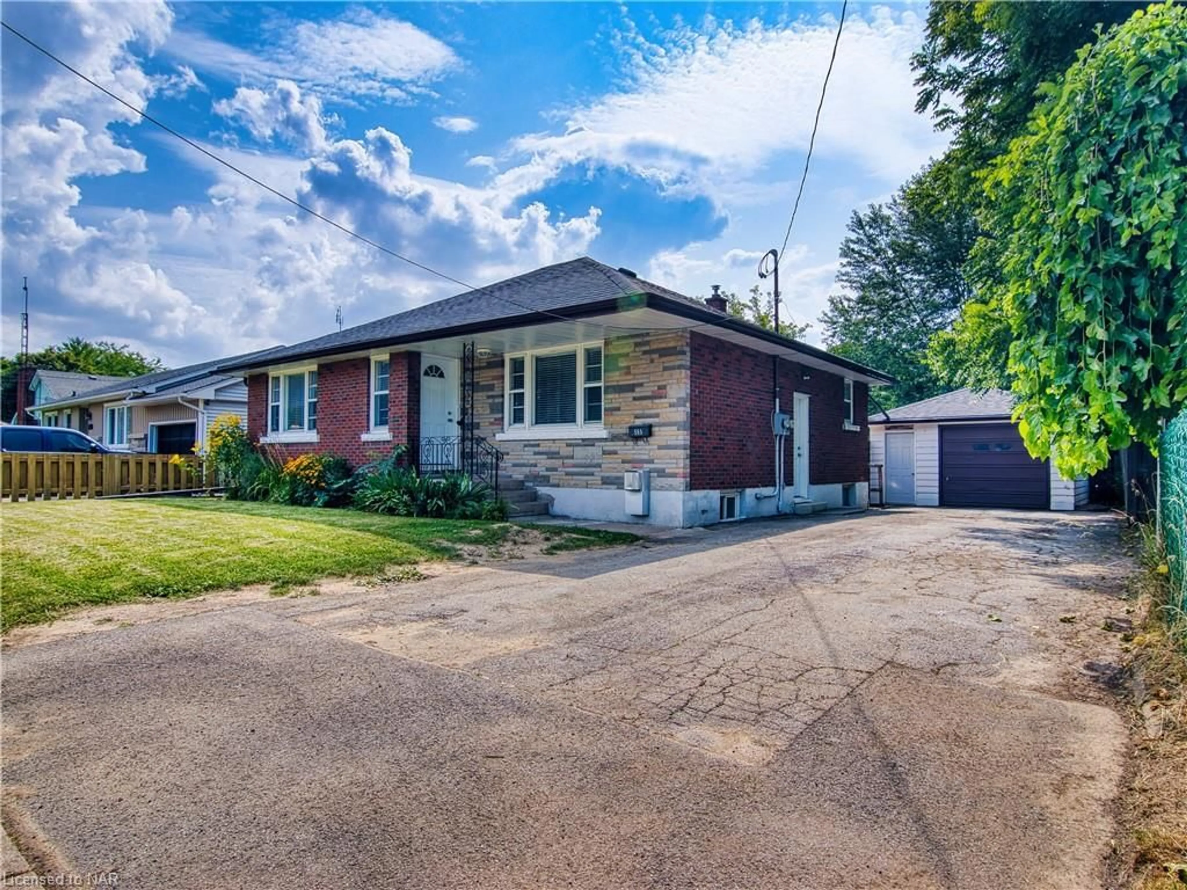 Frontside or backside of a home for 555 Bunting Rd, St. Catharines Ontario L2M 3A4