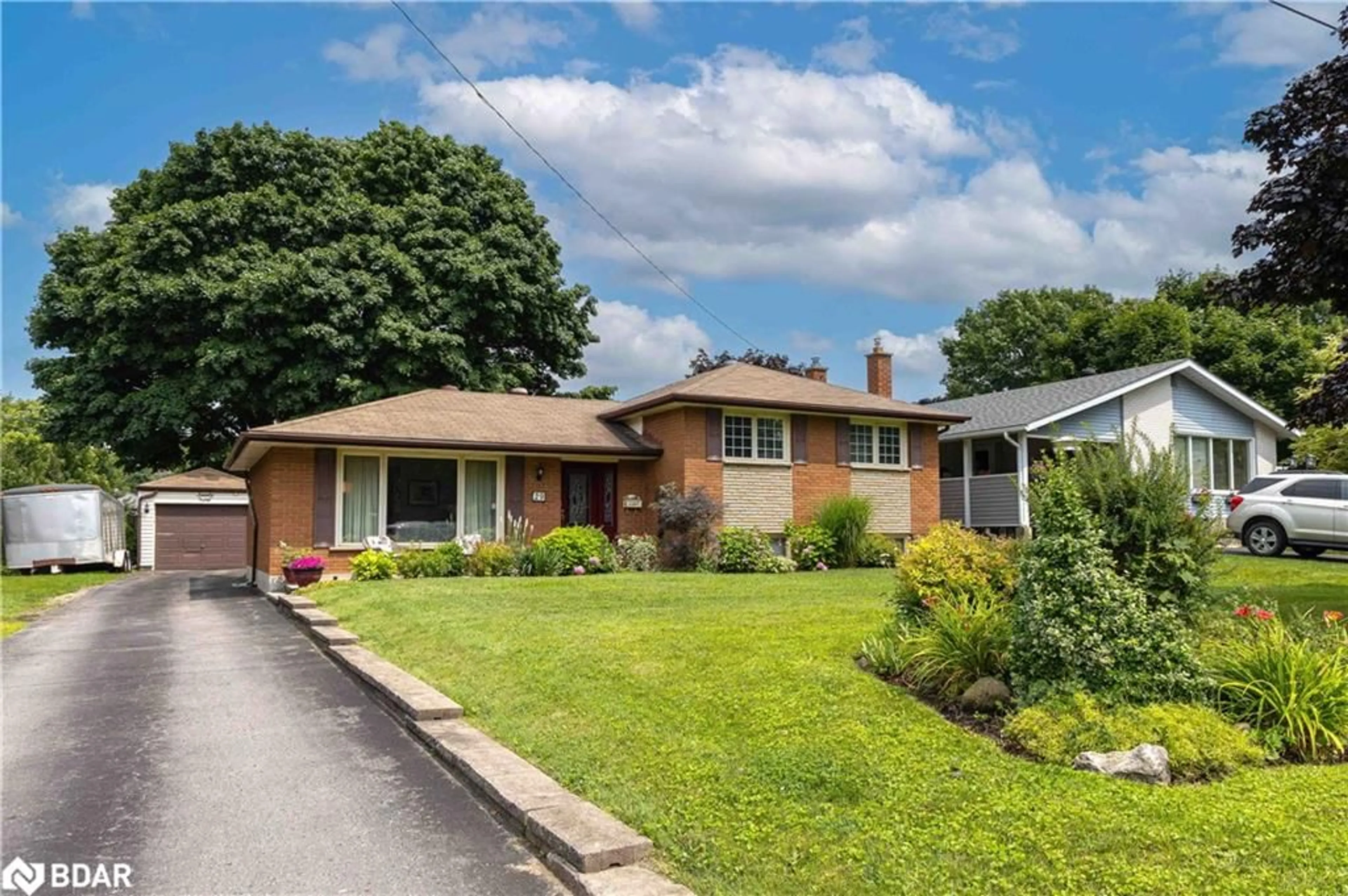 Frontside or backside of a home for 29 Lay St, Barrie Ontario L4M 4A8