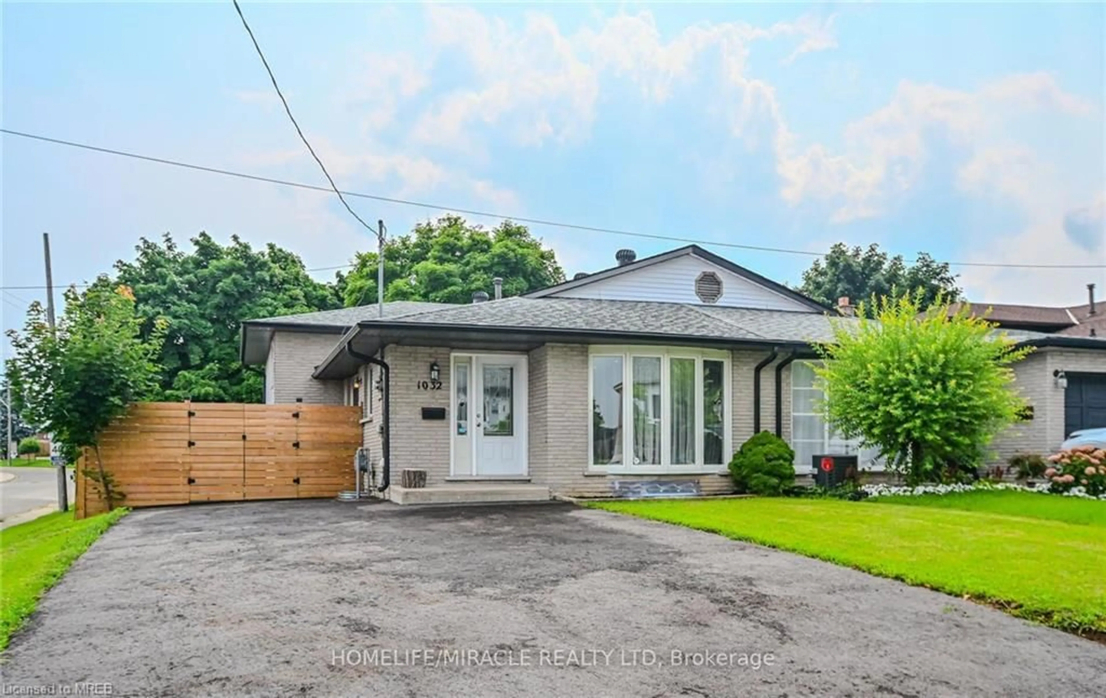 Frontside or backside of a home for 1032 Stone Church Rd, Hamilton Ontario L8W 1P2