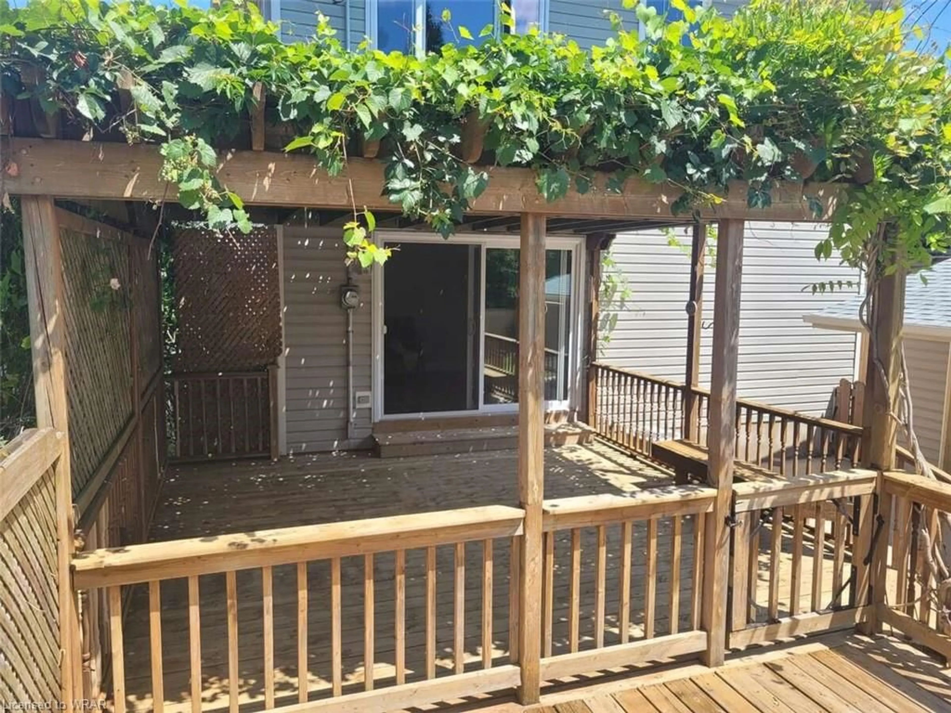 Patio for 14 Cliff Rd, St. Catharines Ontario L2R 3W1