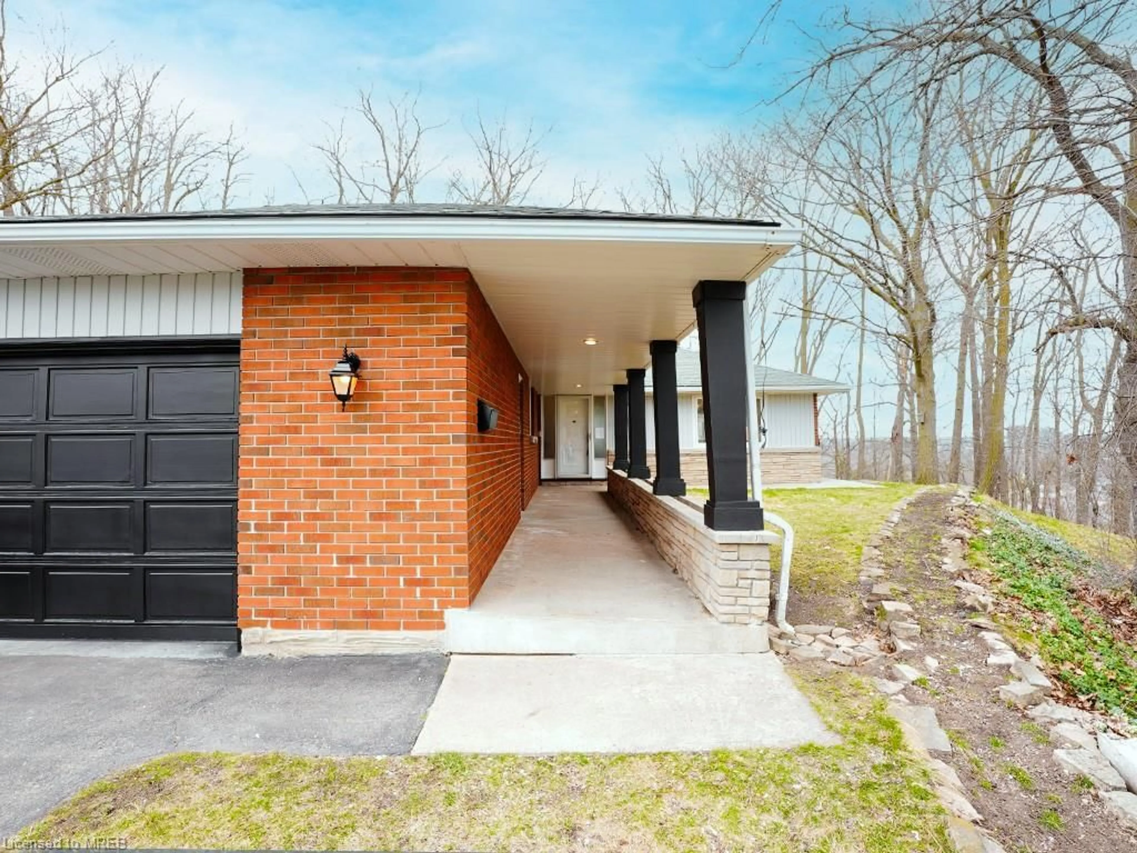 Home with brick exterior material for 17 Riverview Dr Dr, Cambridge Ontario N1S 3N7