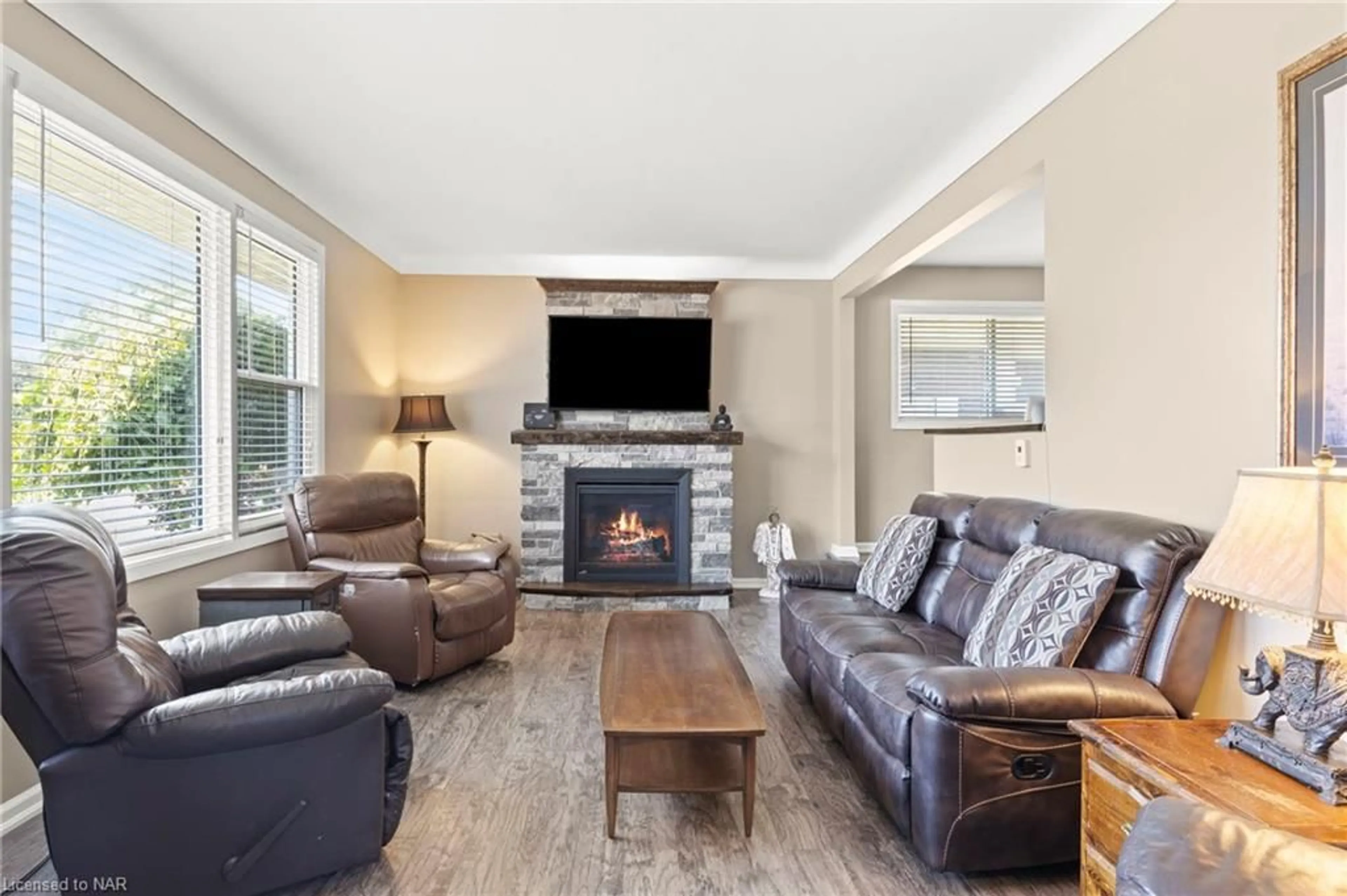 Living room for 6112 Mayfair Dr, Niagara Falls Ontario L2J 1W1