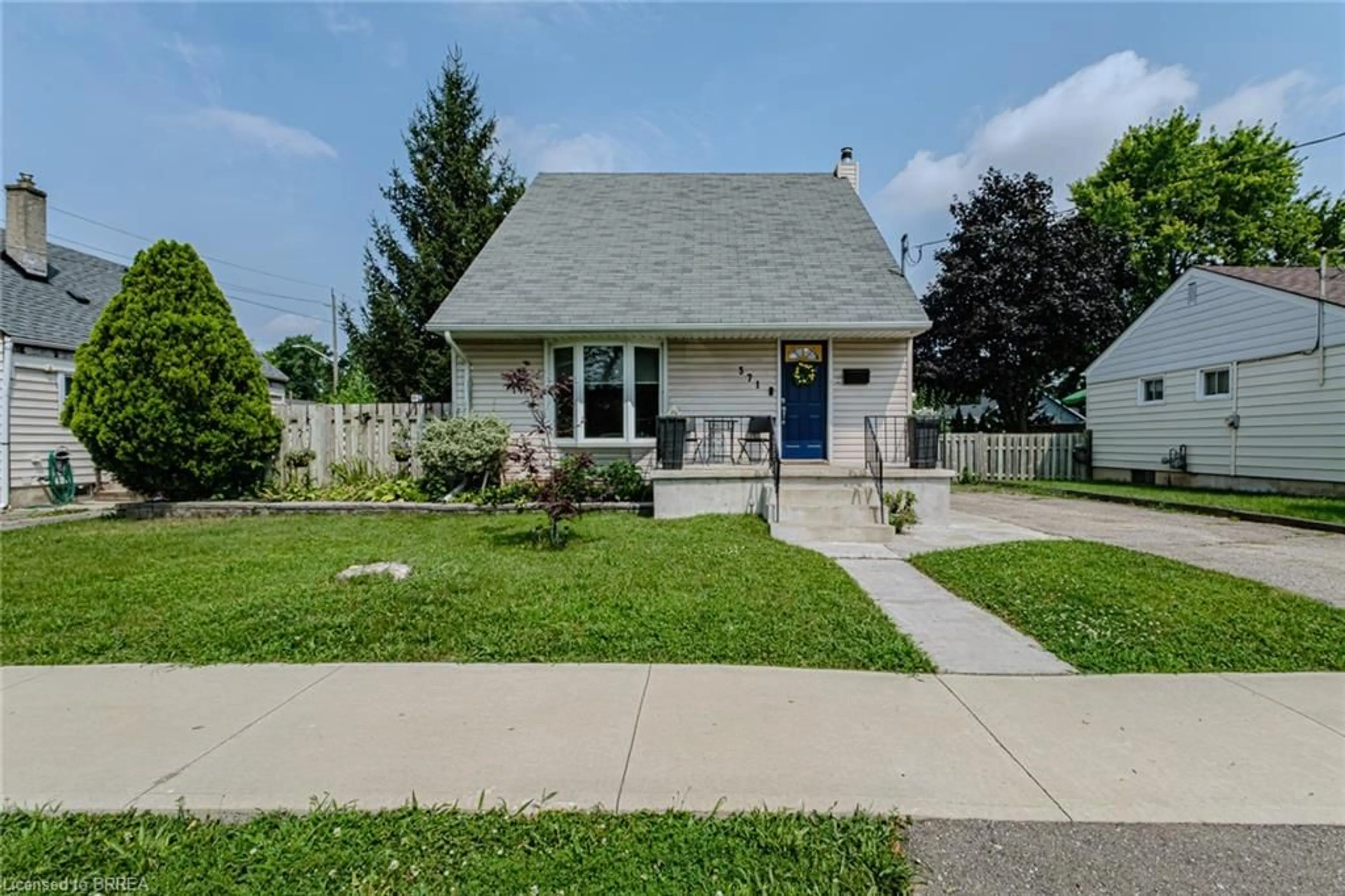 Frontside or backside of a home for 371 Grand River Ave, Brantford Ontario N3T 4Y9