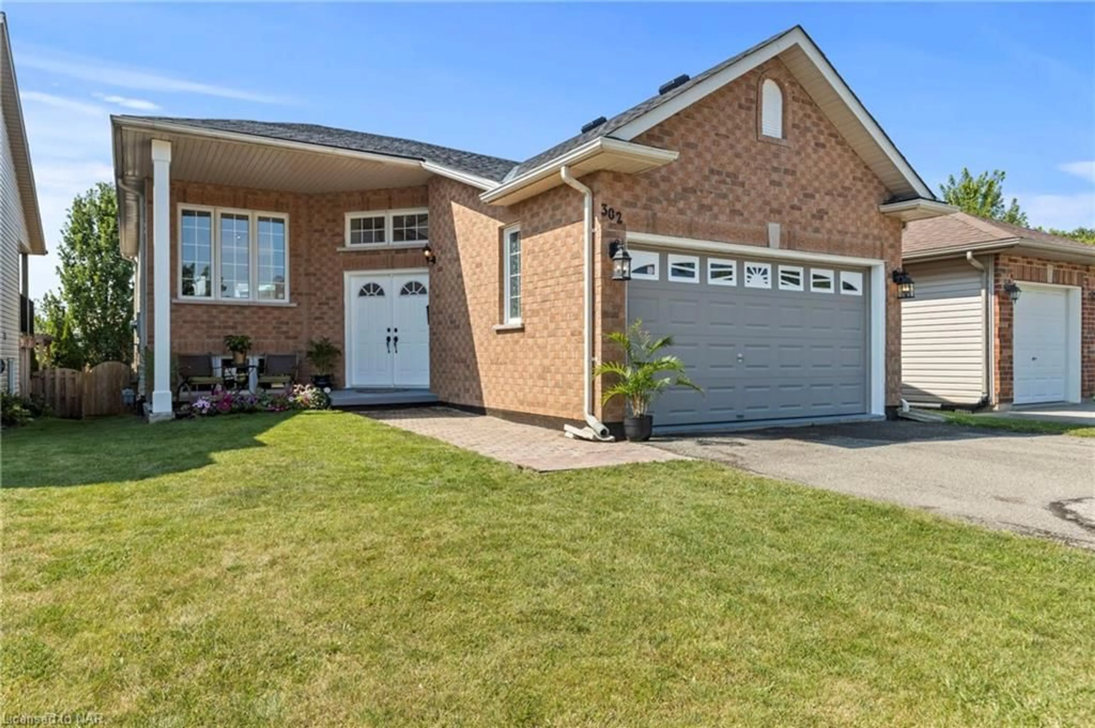 Frontside or backside of a home for 302 St Lawrence Dr, Welland Ontario L3C 7H7