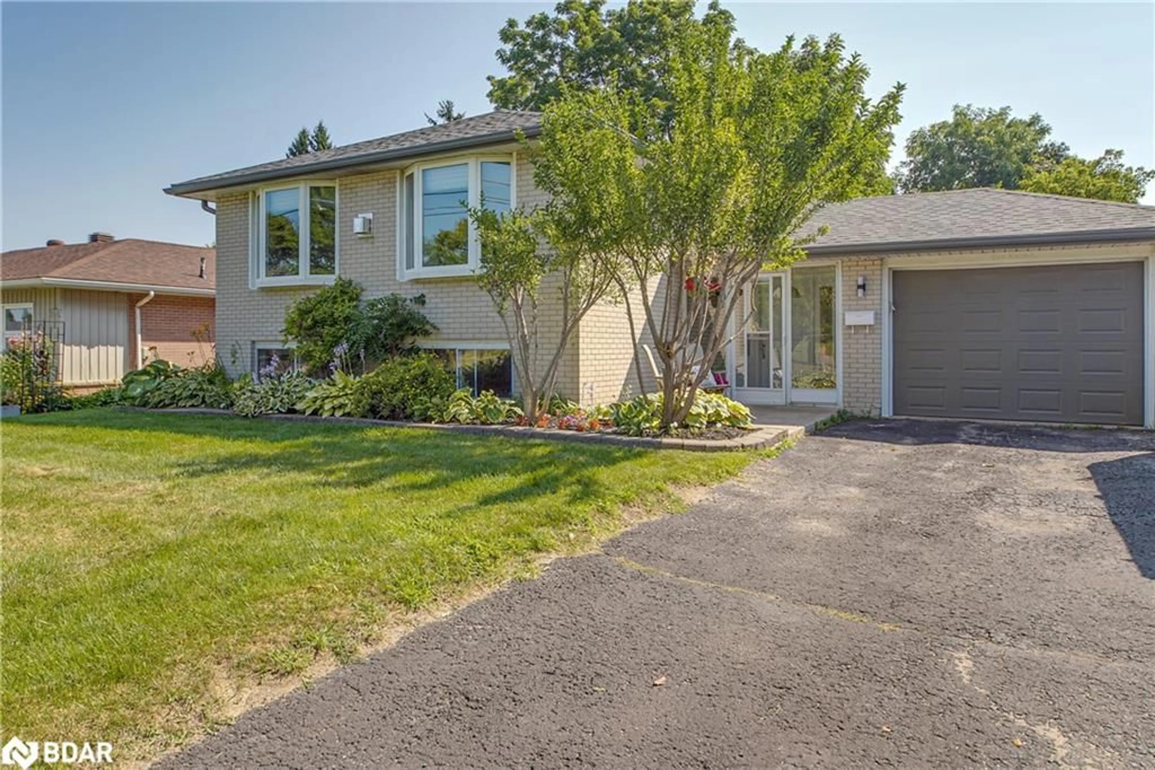 Frontside or backside of a home for 111 Bayview Dr, Barrie Ontario L4N 3P3