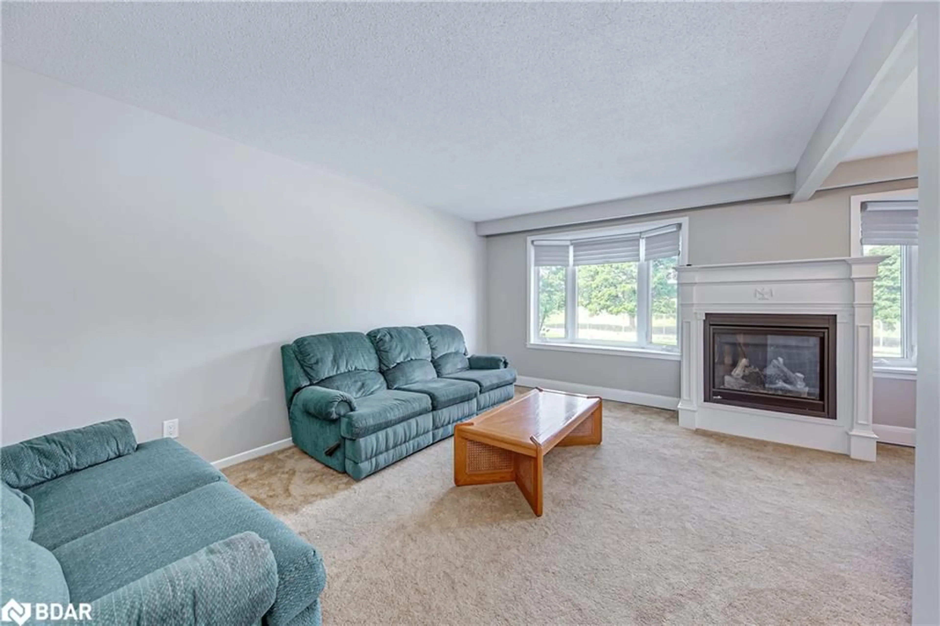 Living room for 111 Bayview Dr, Barrie Ontario L4N 3P3