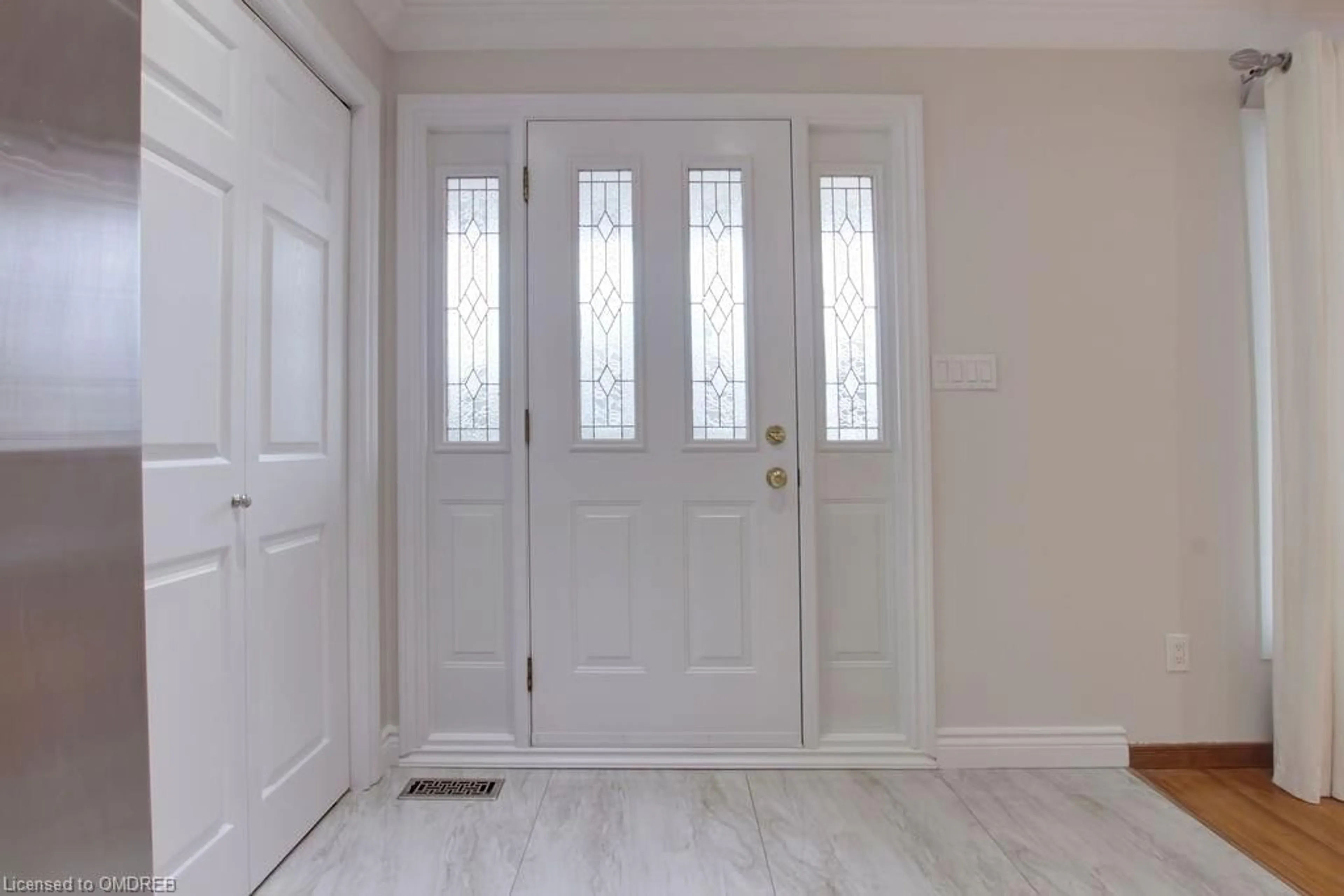 Indoor entryway for 6346 Neuchatel Rd, Mississauga Ontario L5N 2J8