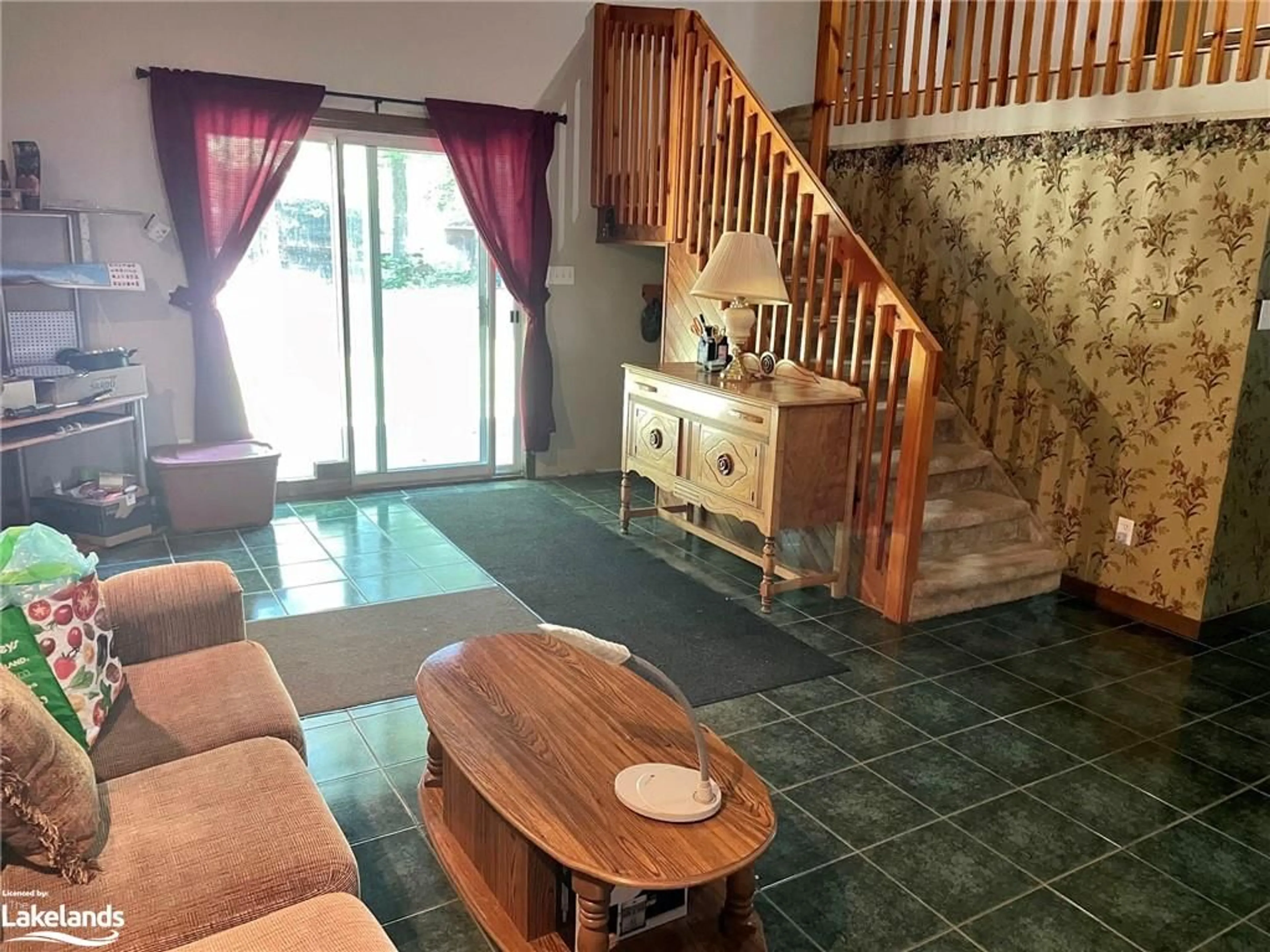 Indoor foyer for 62 Fatima Crt, Wasaga Beach Ontario L9Z 1K9