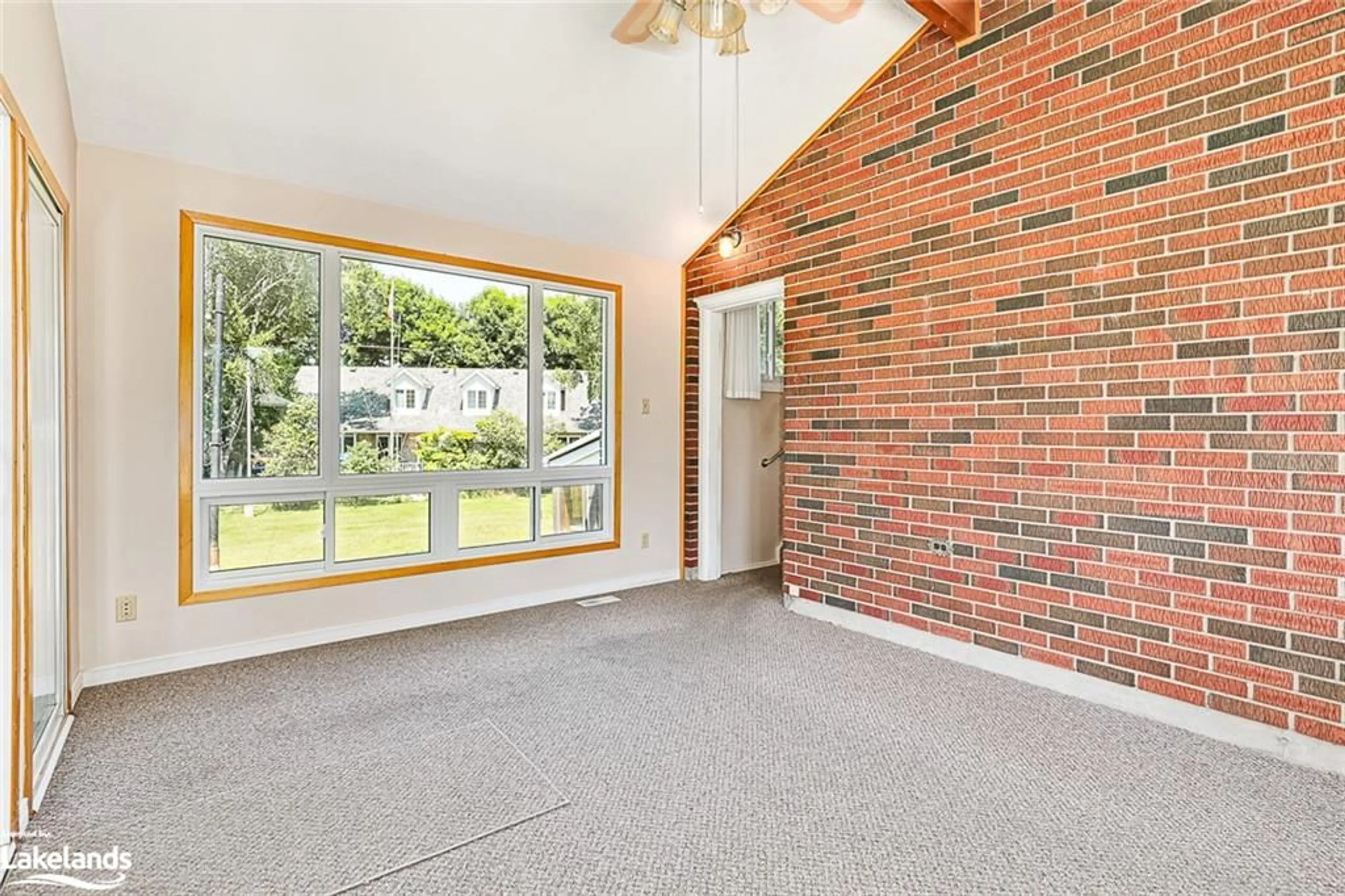 Indoor foyer for 217 Simcoe St, Collingwood Ontario L9Y 1J1