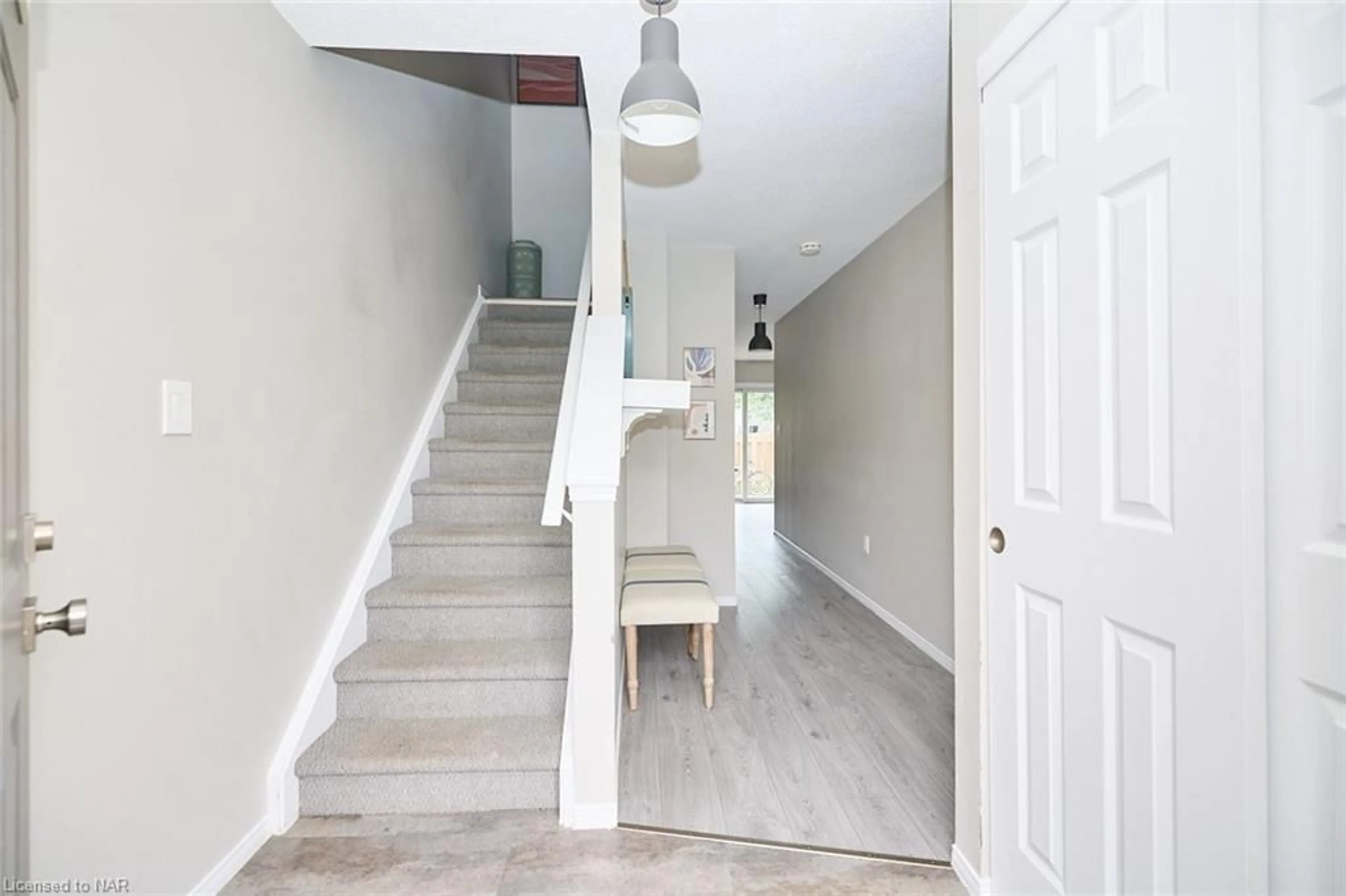 Indoor entryway for 65 Dorchester Blvd #73, St. Catharines Ontario L2M 7T2