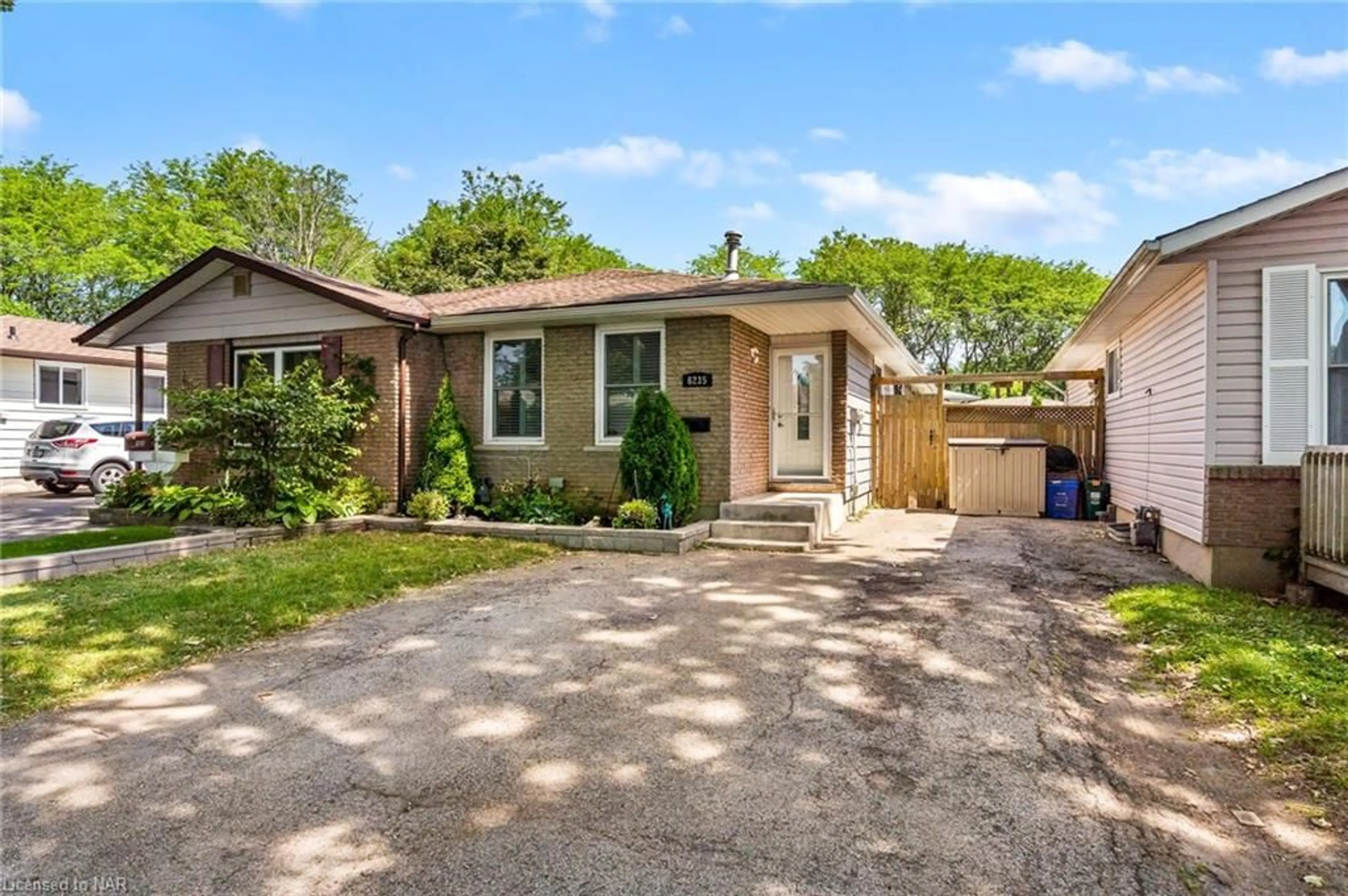 Frontside or backside of a home for 6235 Johnson Dr, Niagara Falls Ontario L2J 3J5