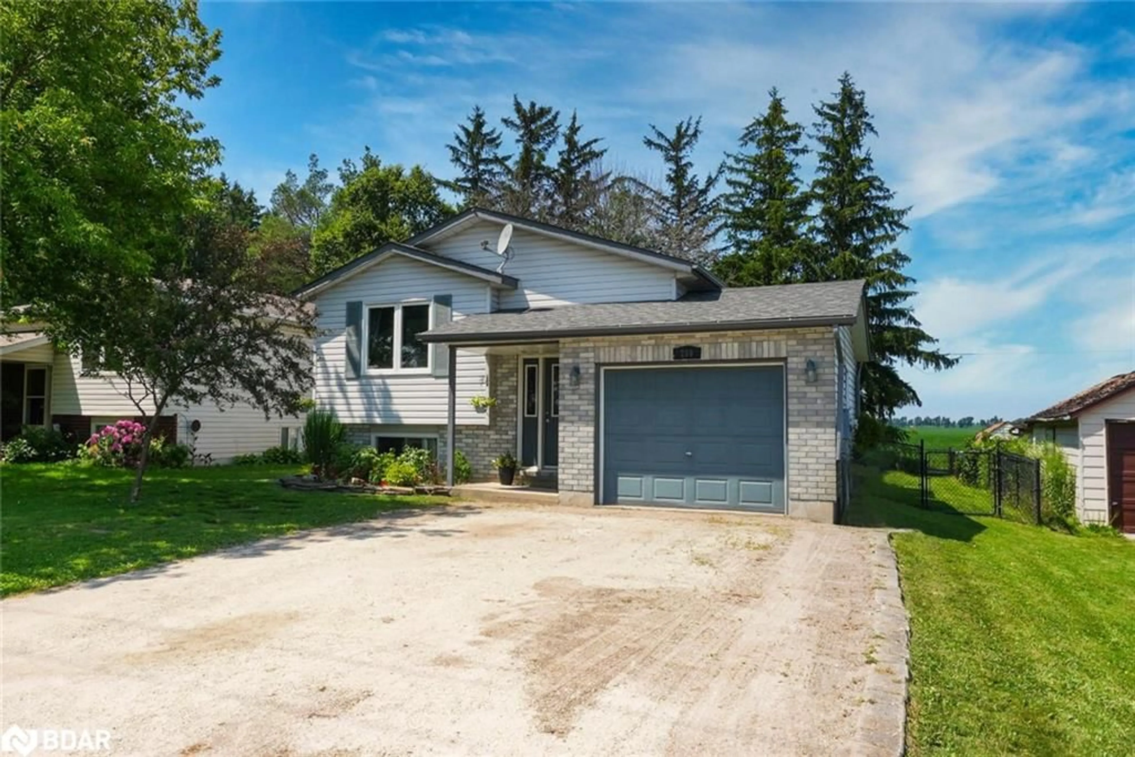 Frontside or backside of a home for 200 Queen St, Elmvale Ontario L0L 1P0
