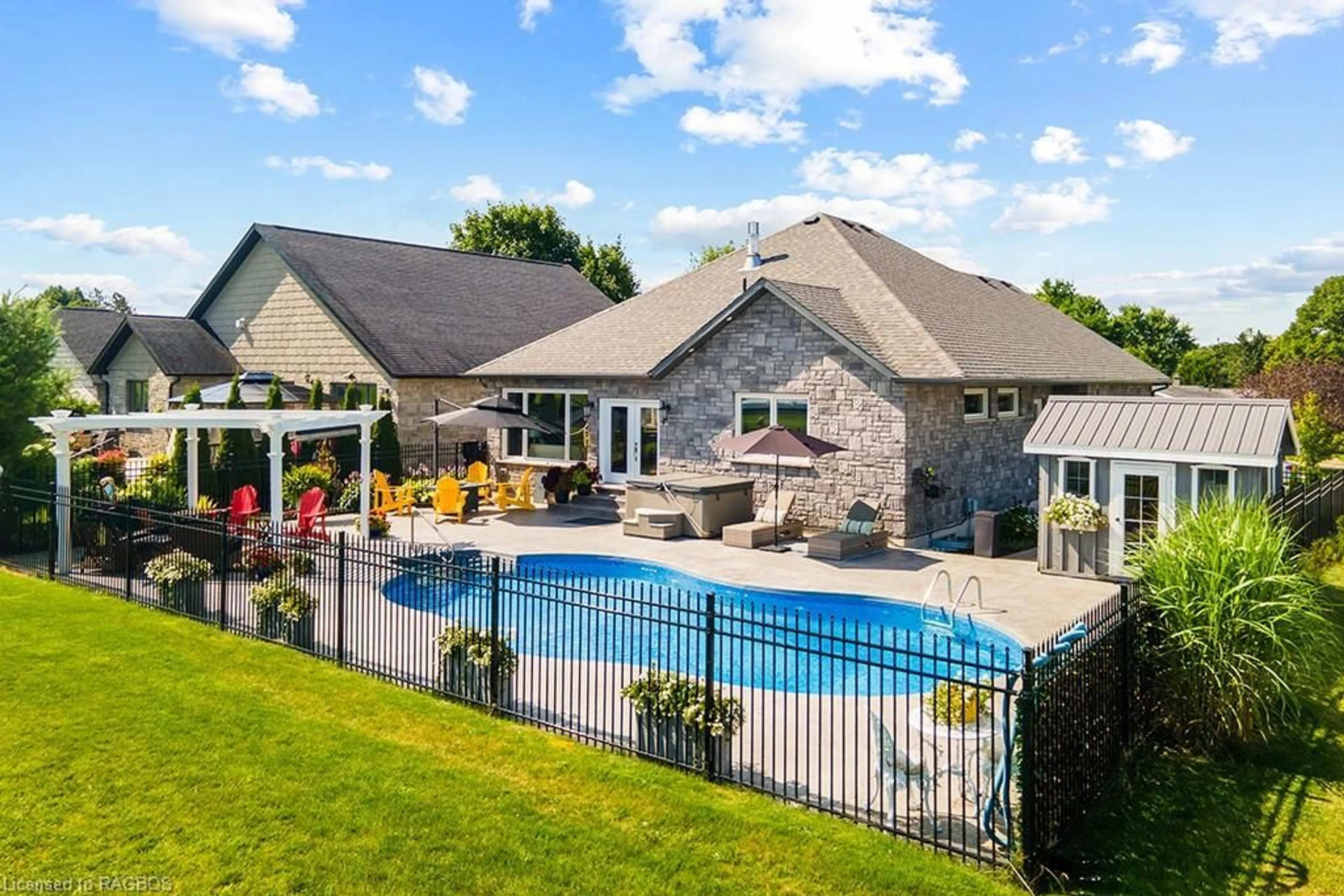 Indoor or outdoor pool for 37 Grayview Dr, Markdale Ontario N0C 1H0