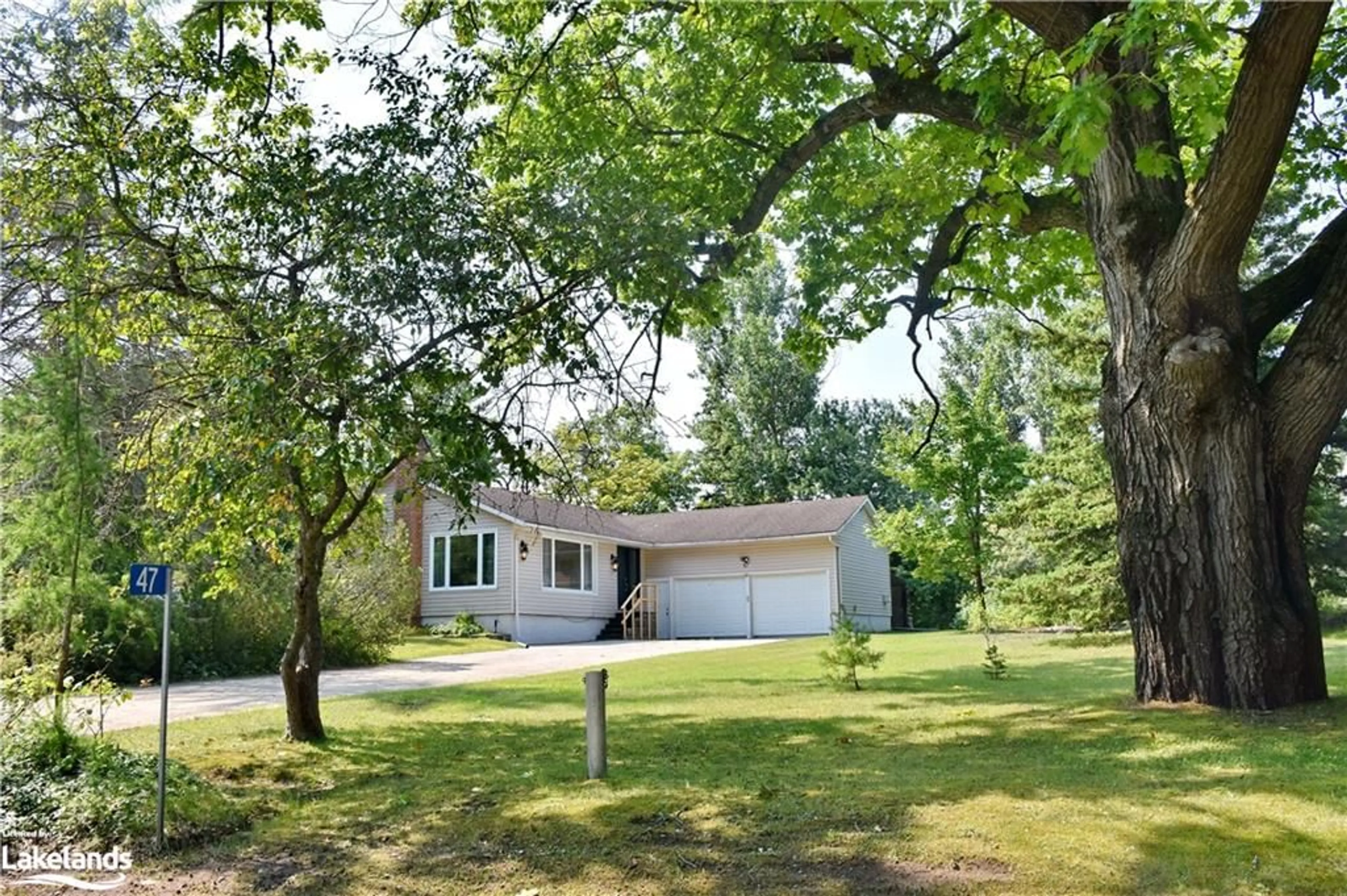 Outside view for 47 Woodland Dr, Wasaga Beach Ontario L9Z 2V5