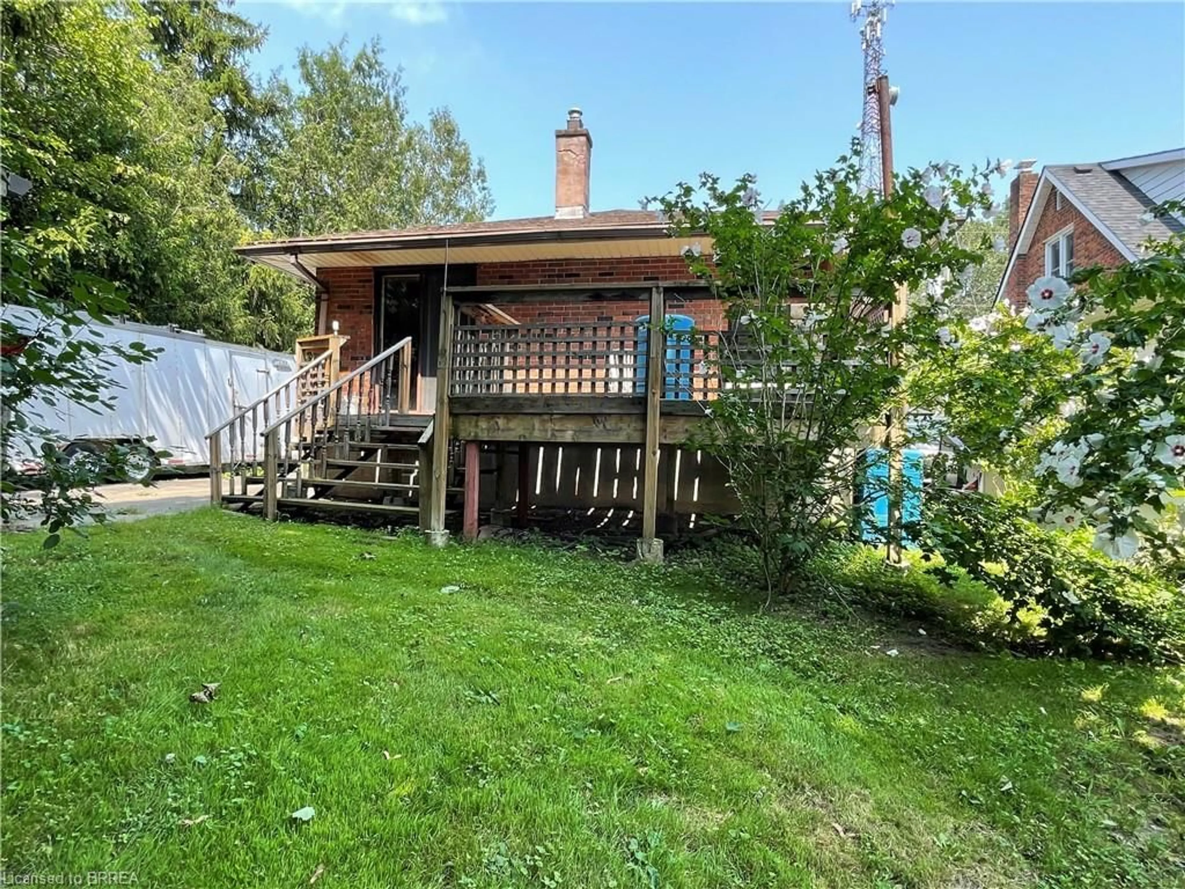 Frontside or backside of a home for 24 Henry St, Brantford Ontario N3R 1Z8