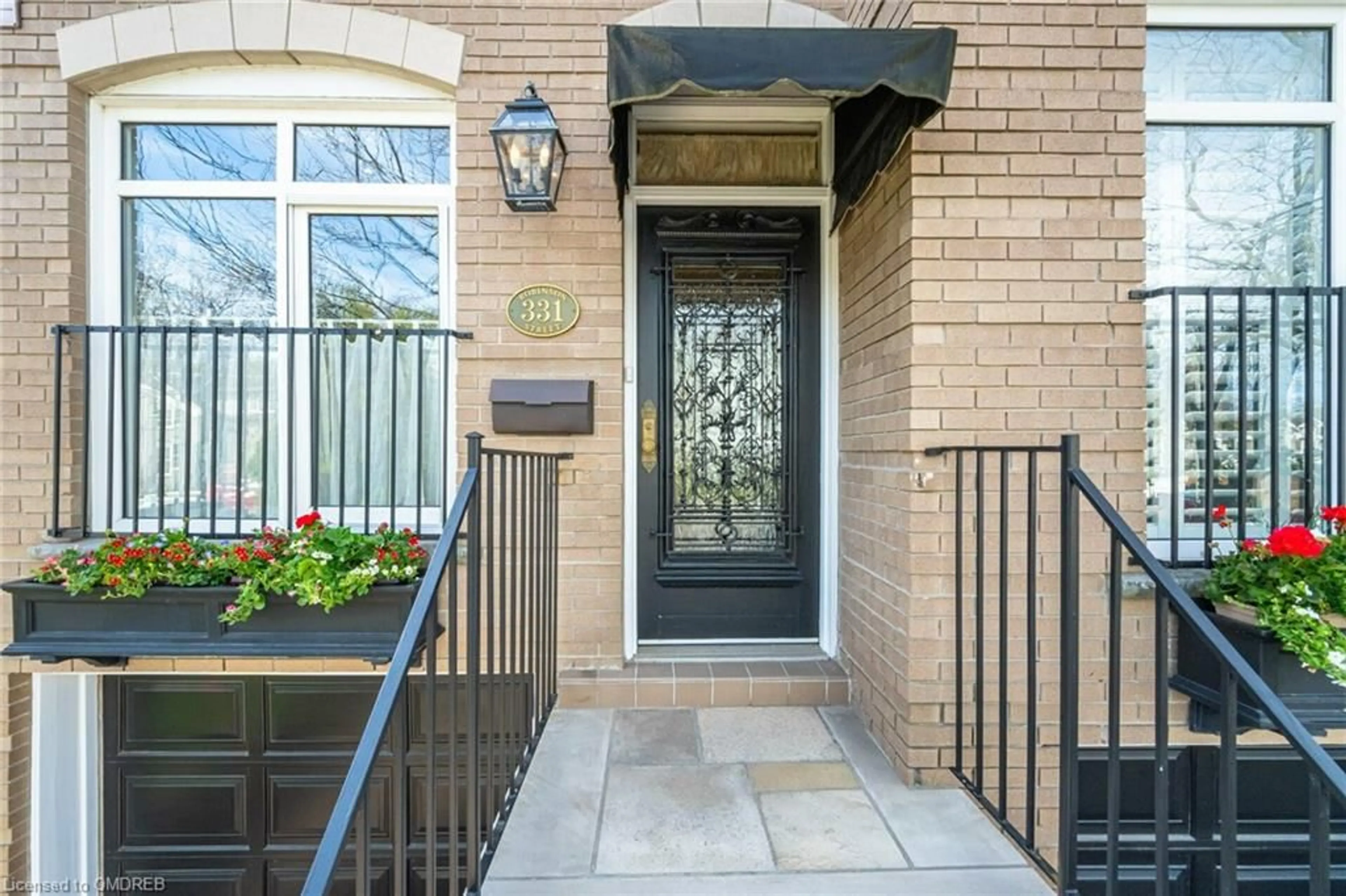 Indoor entryway for 331 Robinson St, Oakville Ontario L6H 1H1