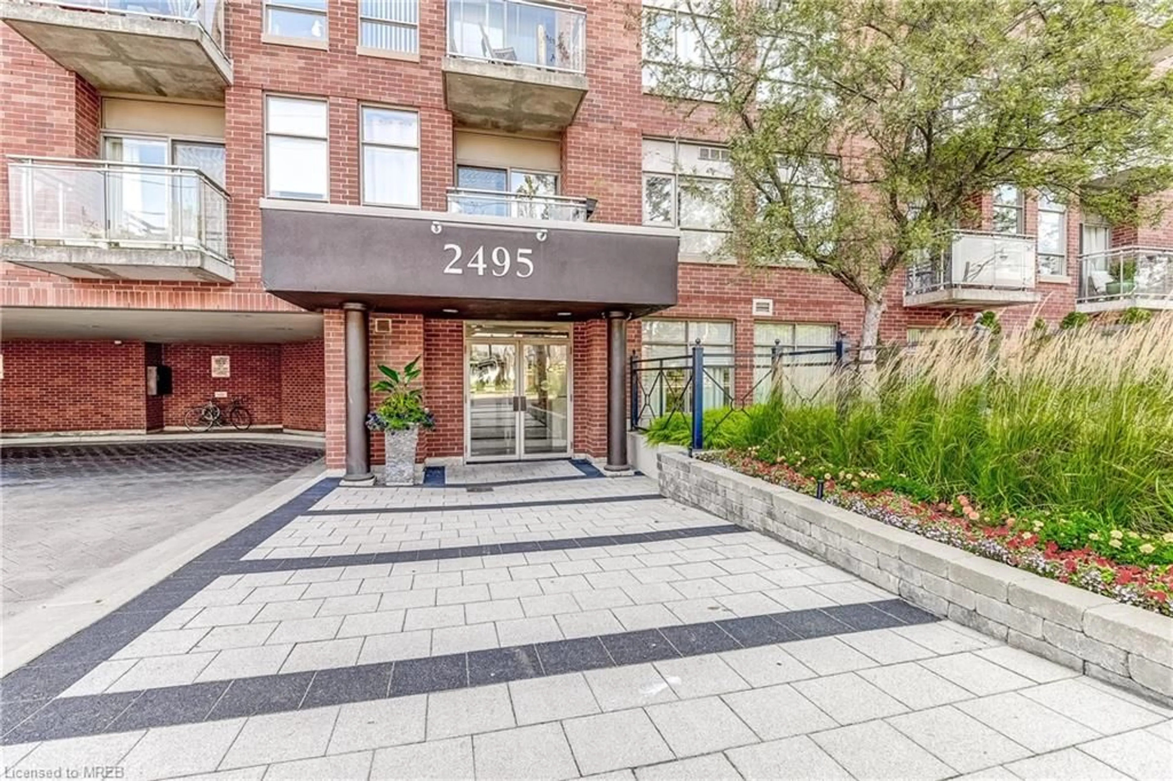 A pic from exterior of the house or condo for 2495 Dundas St #611, Toronto Ontario M6P 1X4