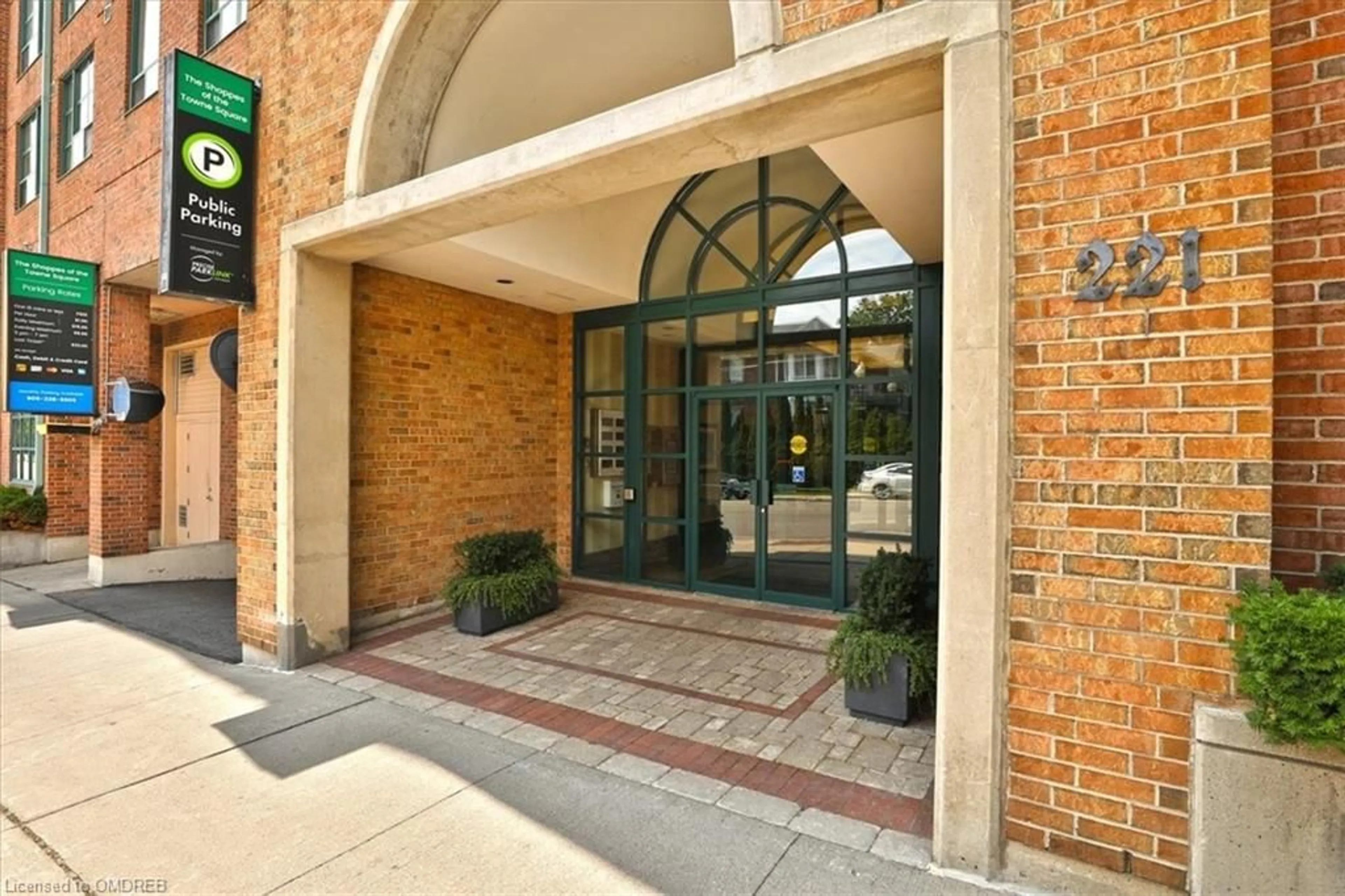 Indoor foyer for 221 Robinson St #314, Oakville Ontario L6J 7N9