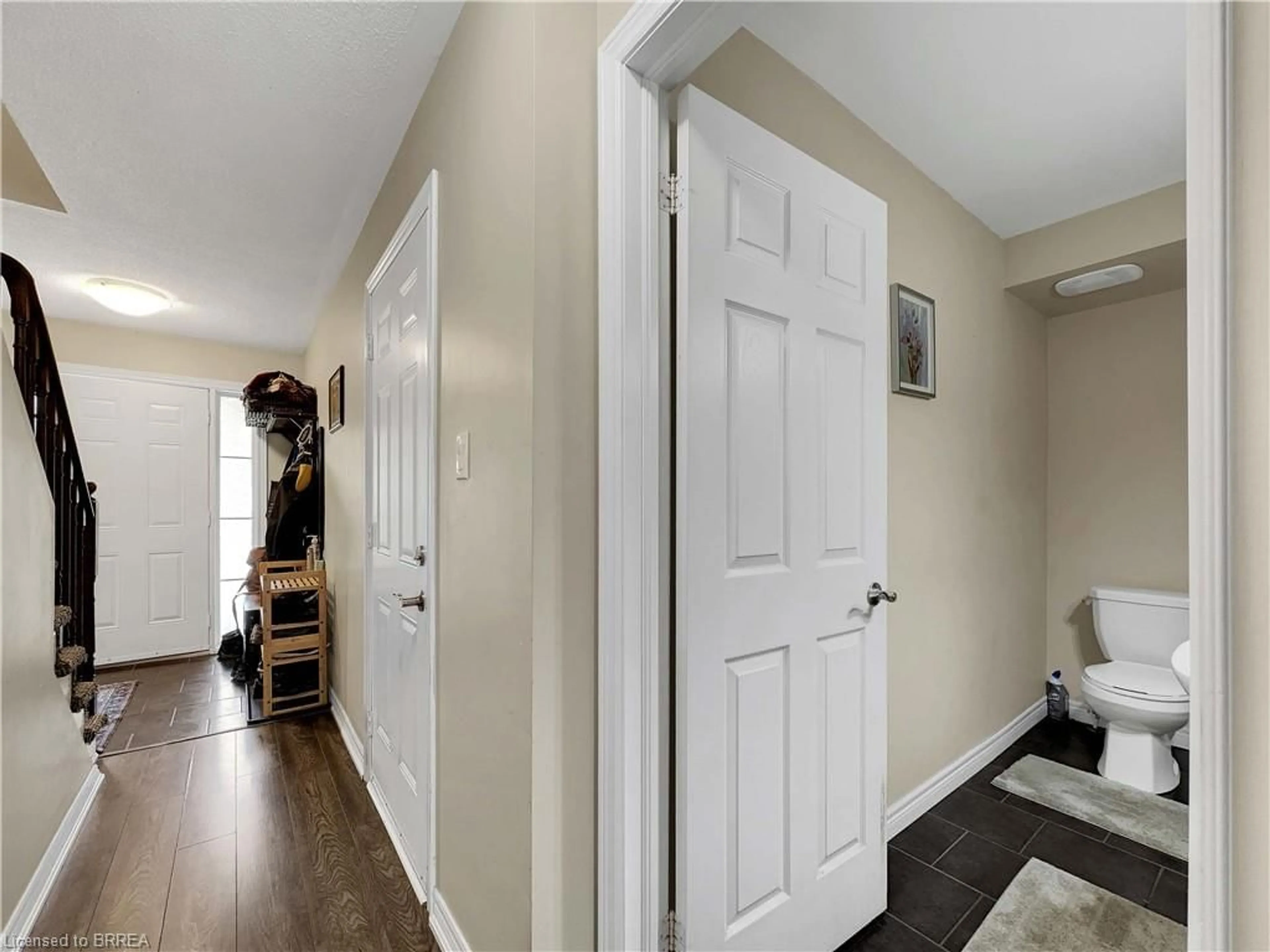 Indoor entryway, wood floors for 20 Mcconkey Cres #106, Brantford Ontario N3S 0C2