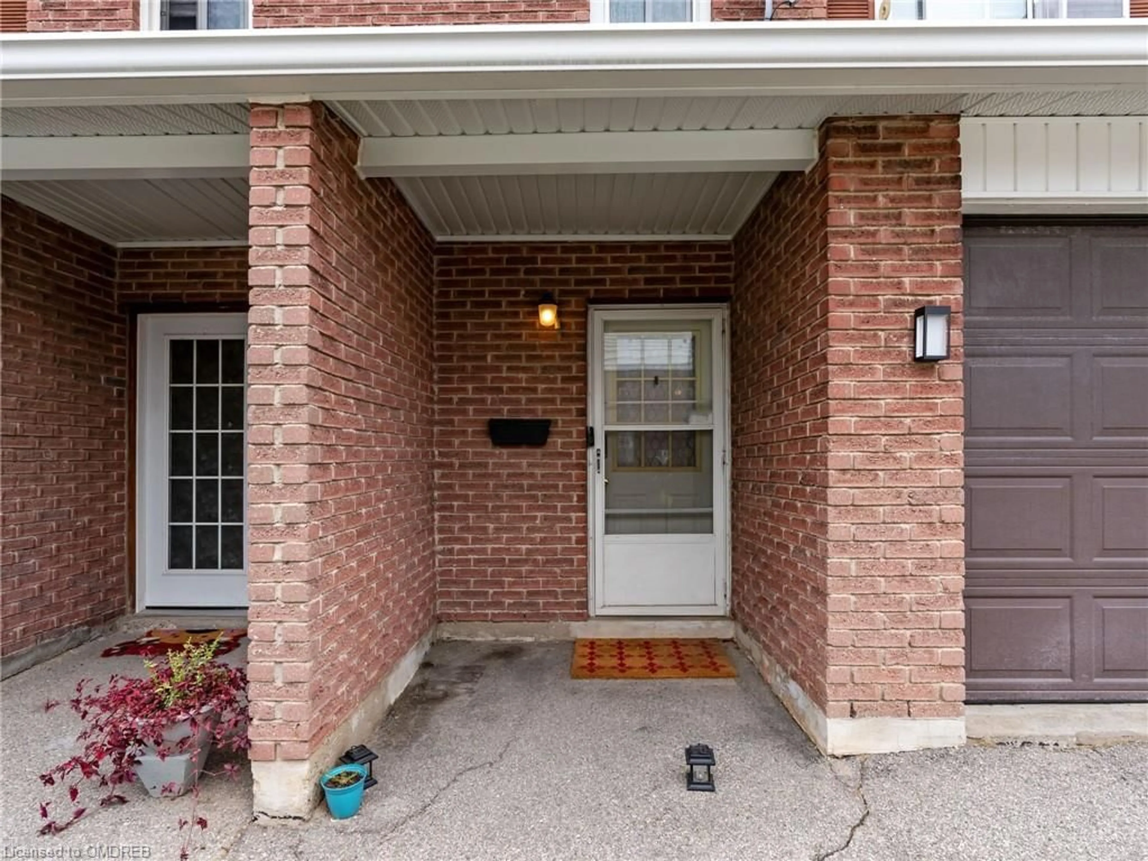 Indoor entryway for 164G Henry St, Brantford Ontario N3S 5C7