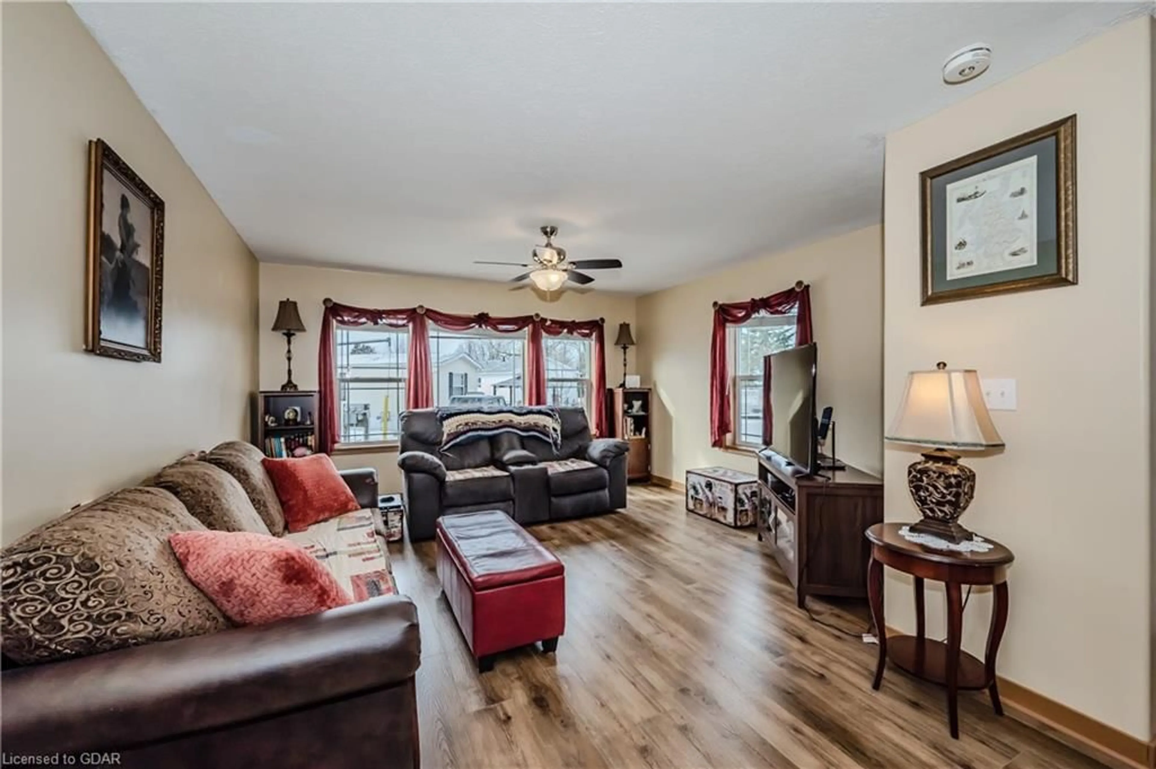 Living room, wood floors for 41 Cedarbush Crescent Pvt Cres, Puslinch Ontario N0B 2J0