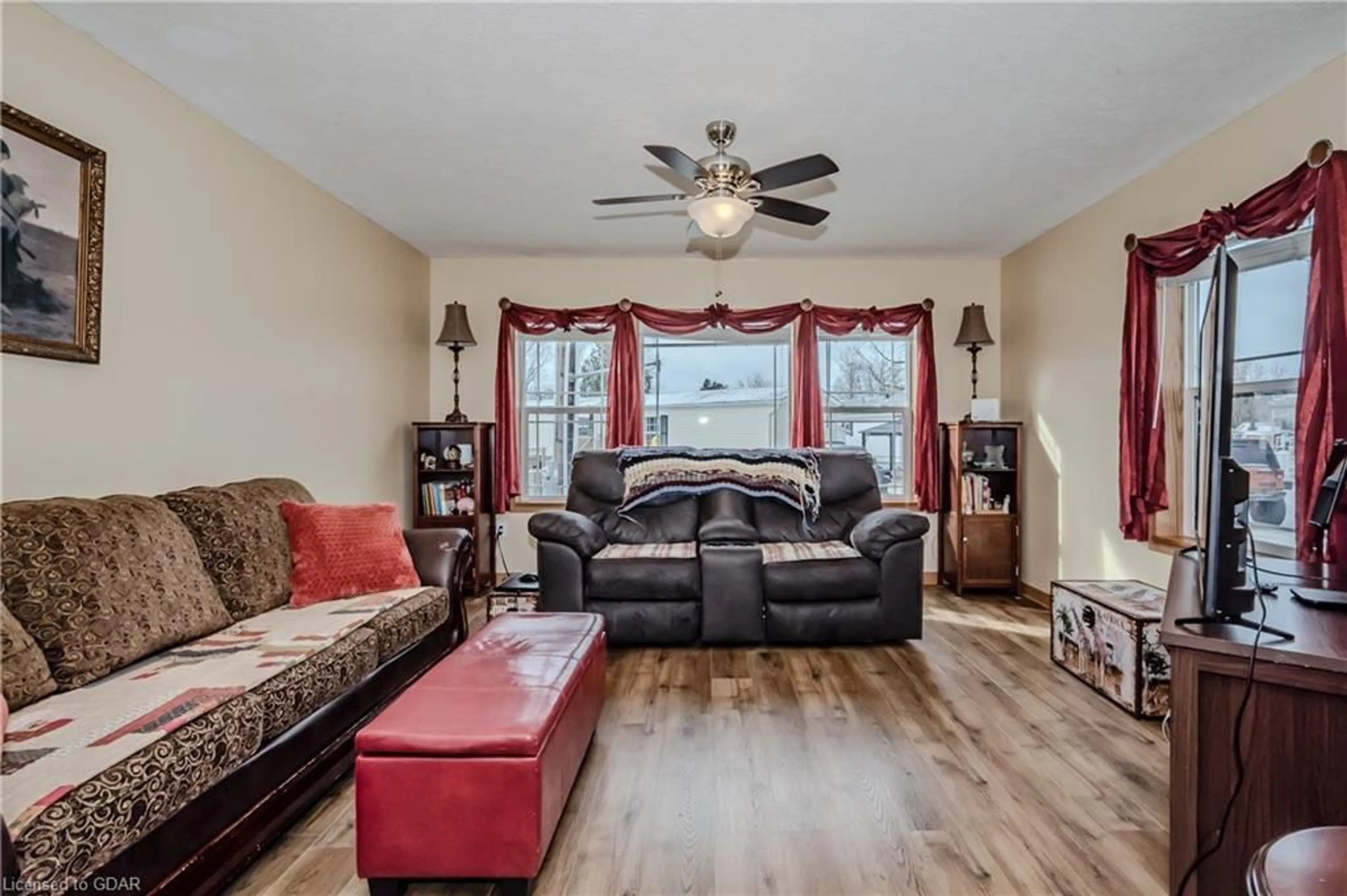 Living room, wood floors for 41 Cedarbush Crescent Pvt Cres, Puslinch Ontario N0B 2J0