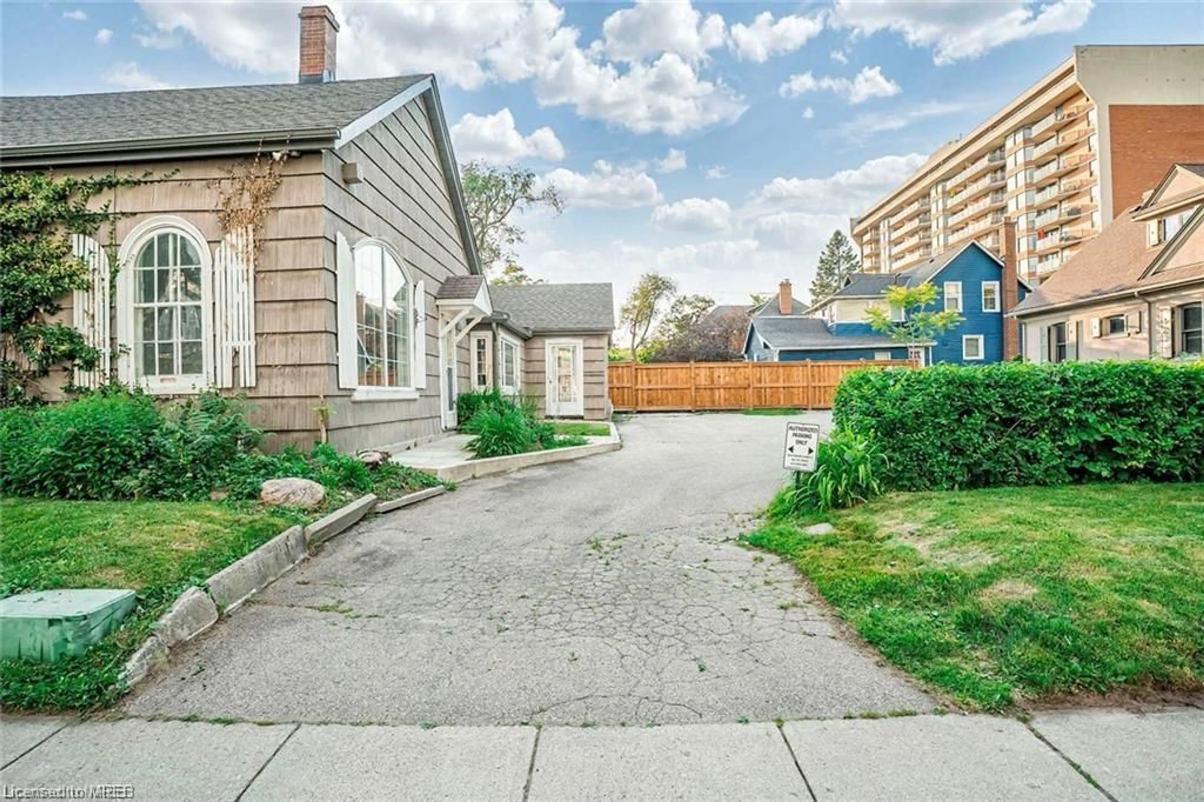 A pic from exterior of the house or condo, the street view for 1441 Ontario St, Burlington Ontario L7S 1G5