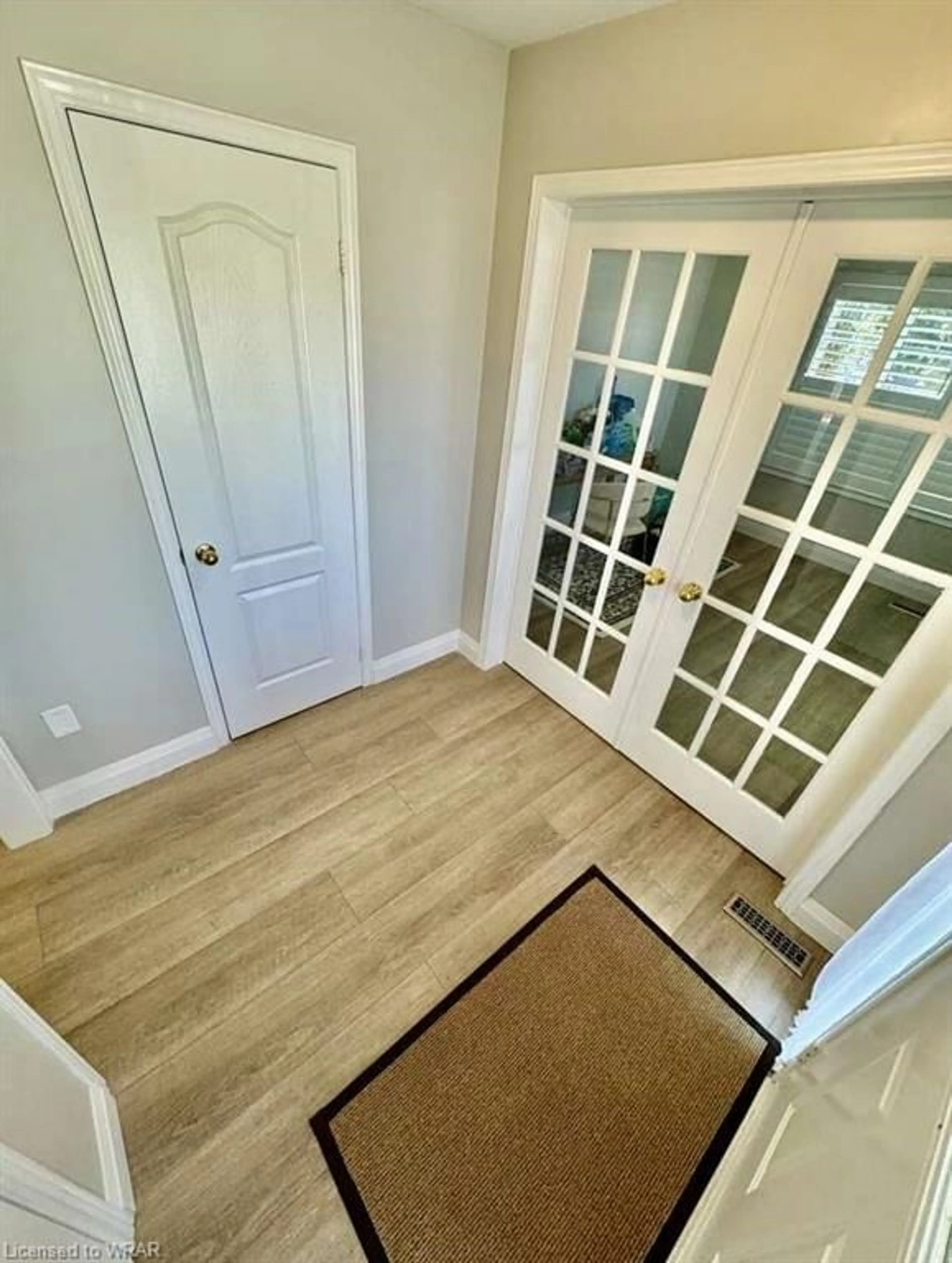 Indoor entryway for 3212 Ridgeleigh Hts, Mississauga Ontario L5M 6S6