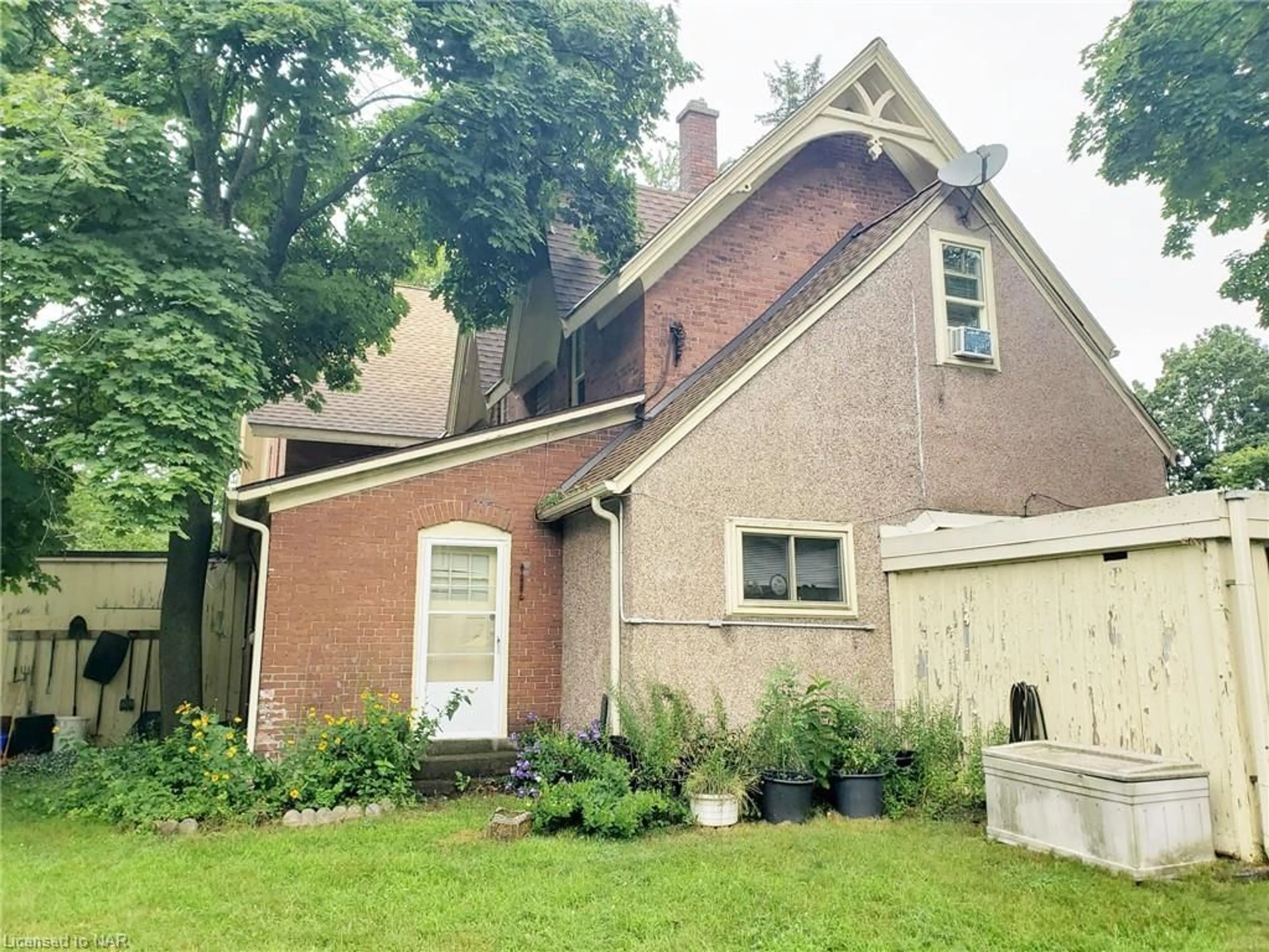 Frontside or backside of a home for 90 Canboro Rd, Fonthill Ontario L0S 1E0