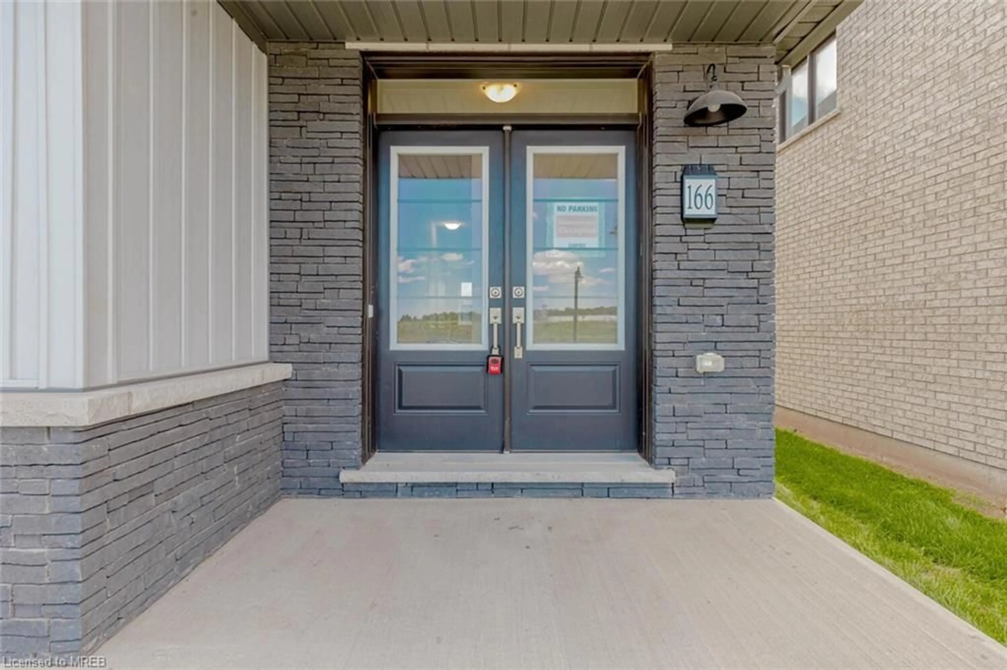 Indoor entryway, cement floor for 166 Eastbridge Ave, Welland Ontario L3B 0M2