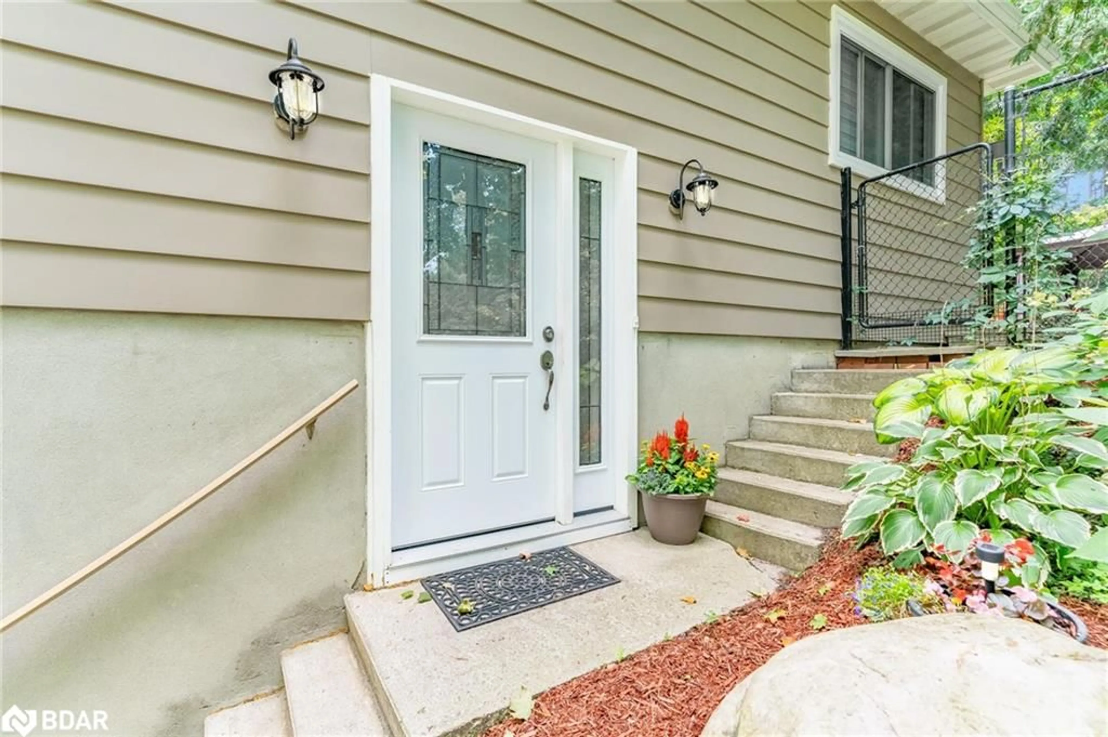 Indoor entryway for 77 Little Lake Dr, Barrie Ontario L4M 7B9