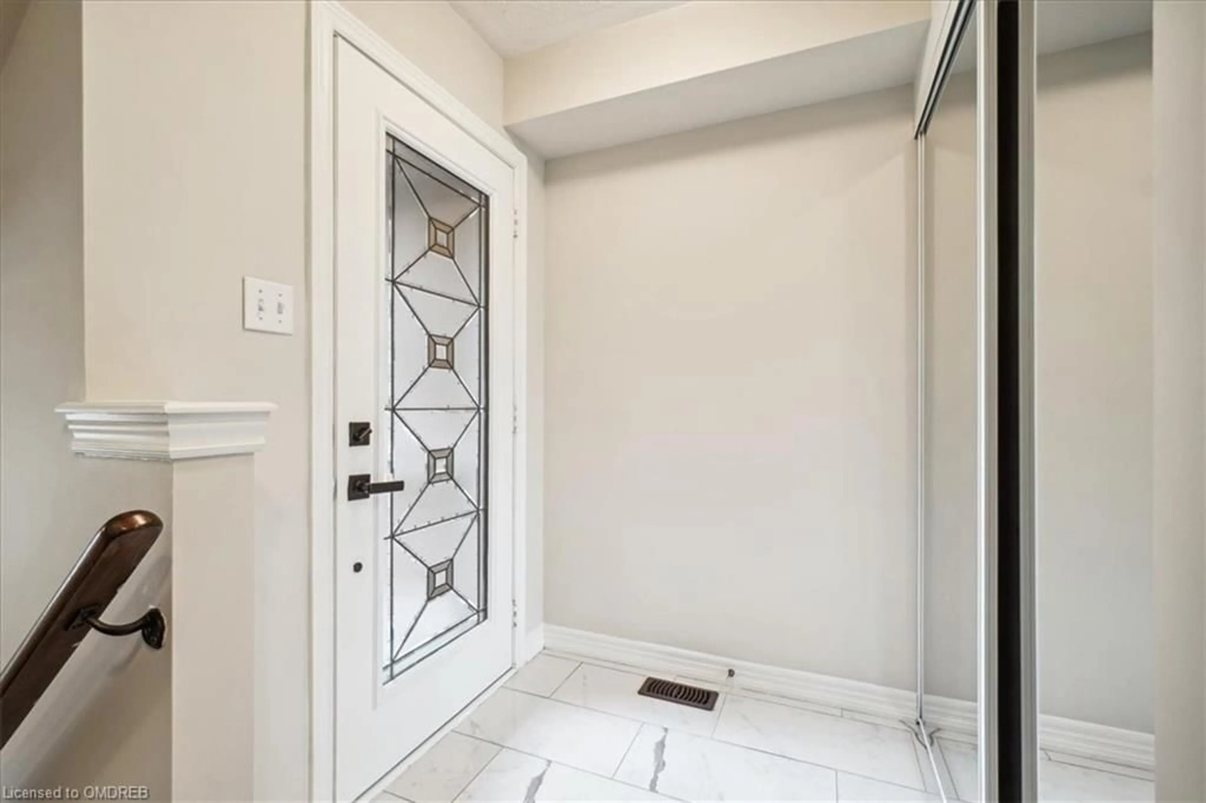 Indoor entryway for 3054 Highvalley Rd, Oakville Ontario L6M 5H3