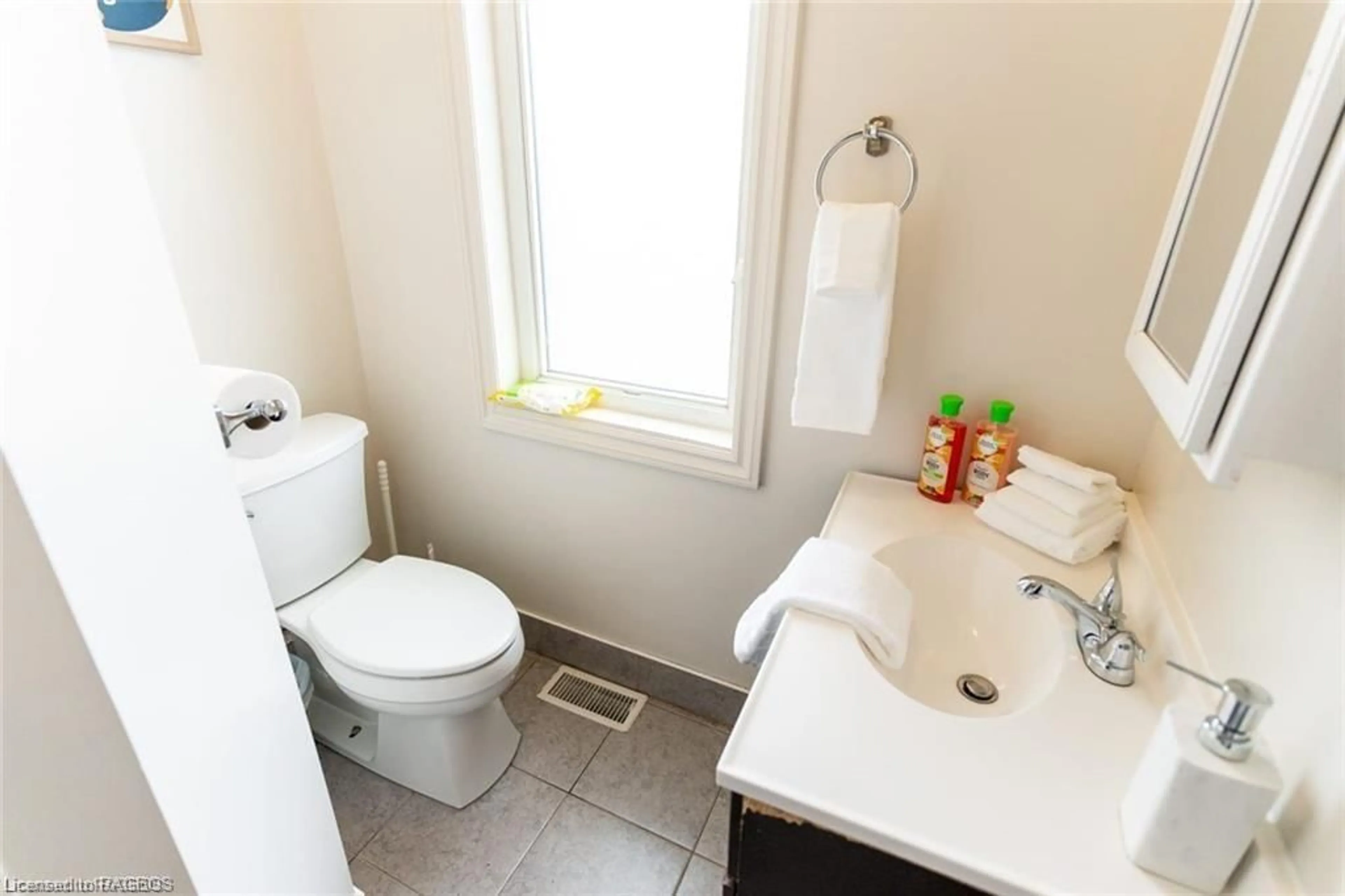 Standard bathroom for 212 Wilson St, Hamilton Ontario L8R 1E5