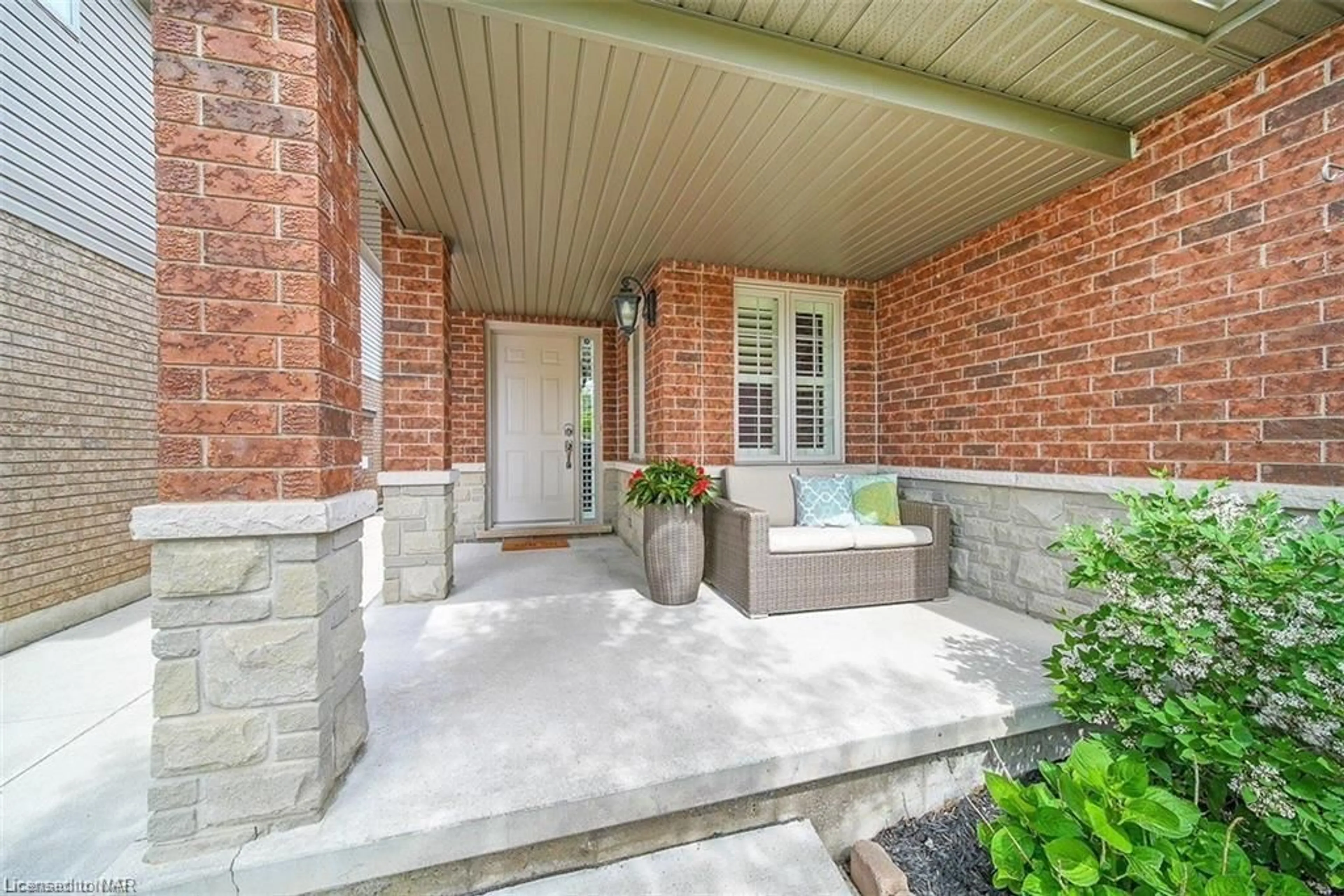 Indoor entryway for 69 Tanglewood Dr, Glanbrook Ontario L0R 1C0