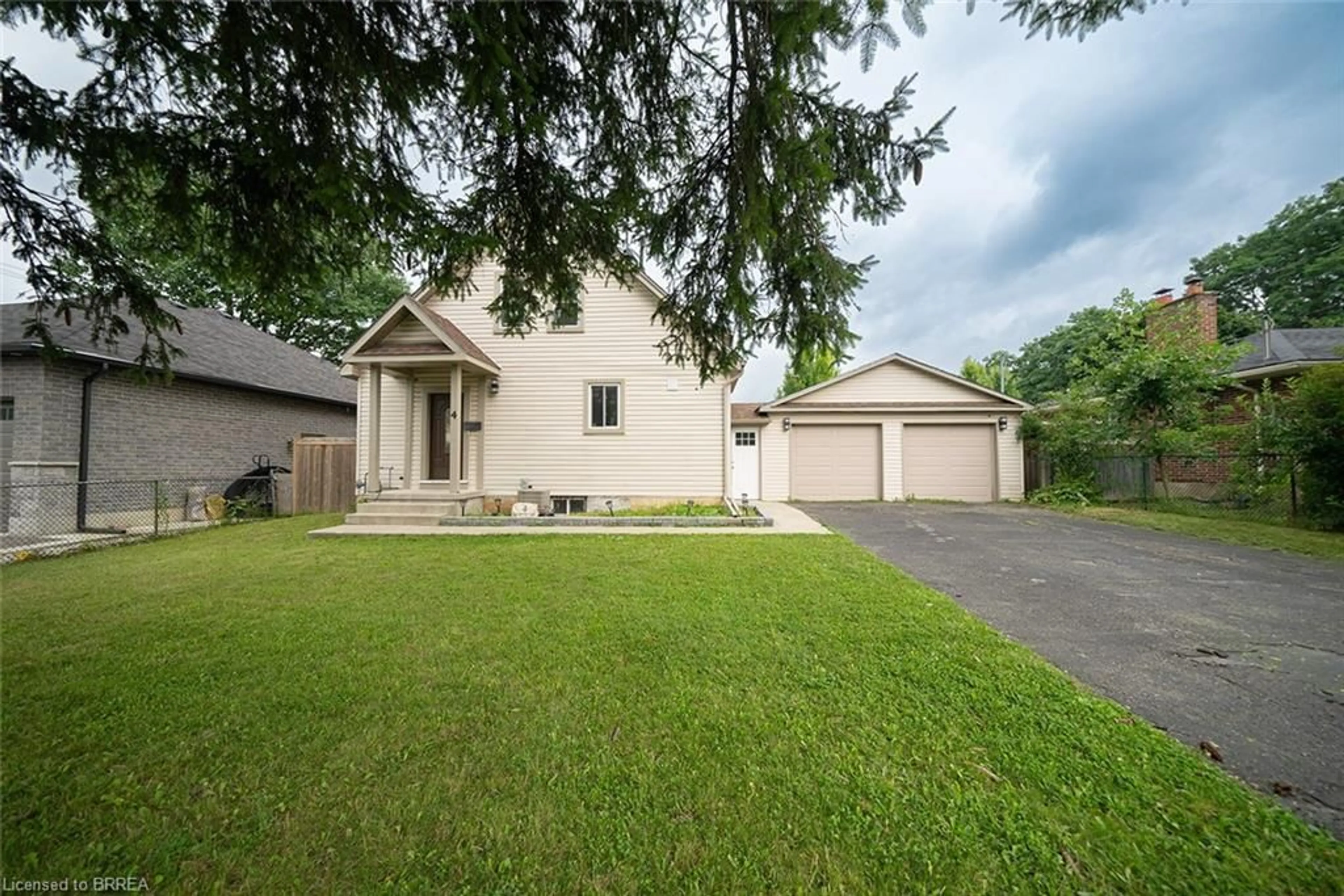 Frontside or backside of a home for 4 Queensway Dr, Brantford Ontario N3R 4W4