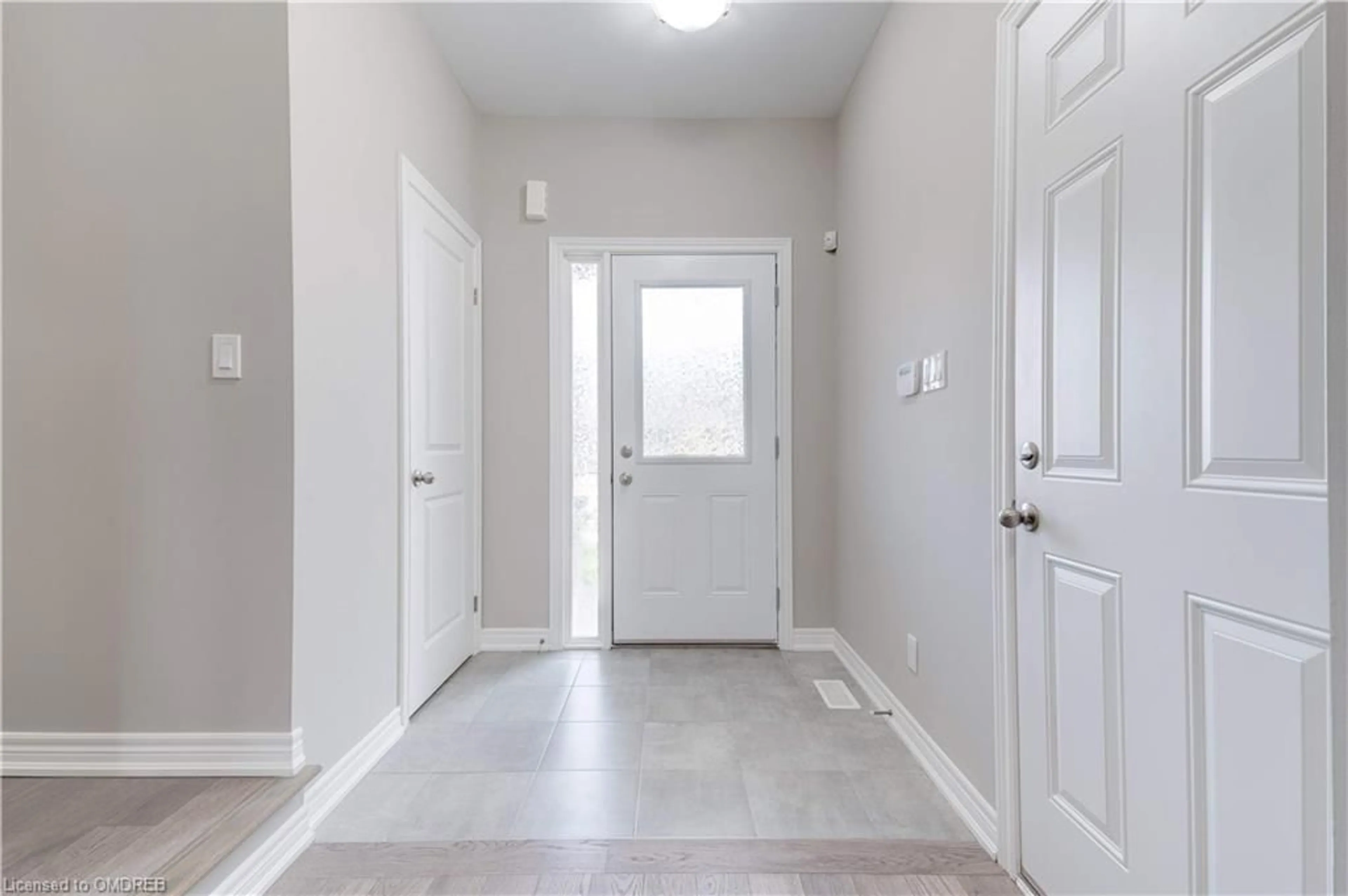 Indoor entryway for 128 Sonoma Lane, Stoney Creek Ontario L8E 0J9