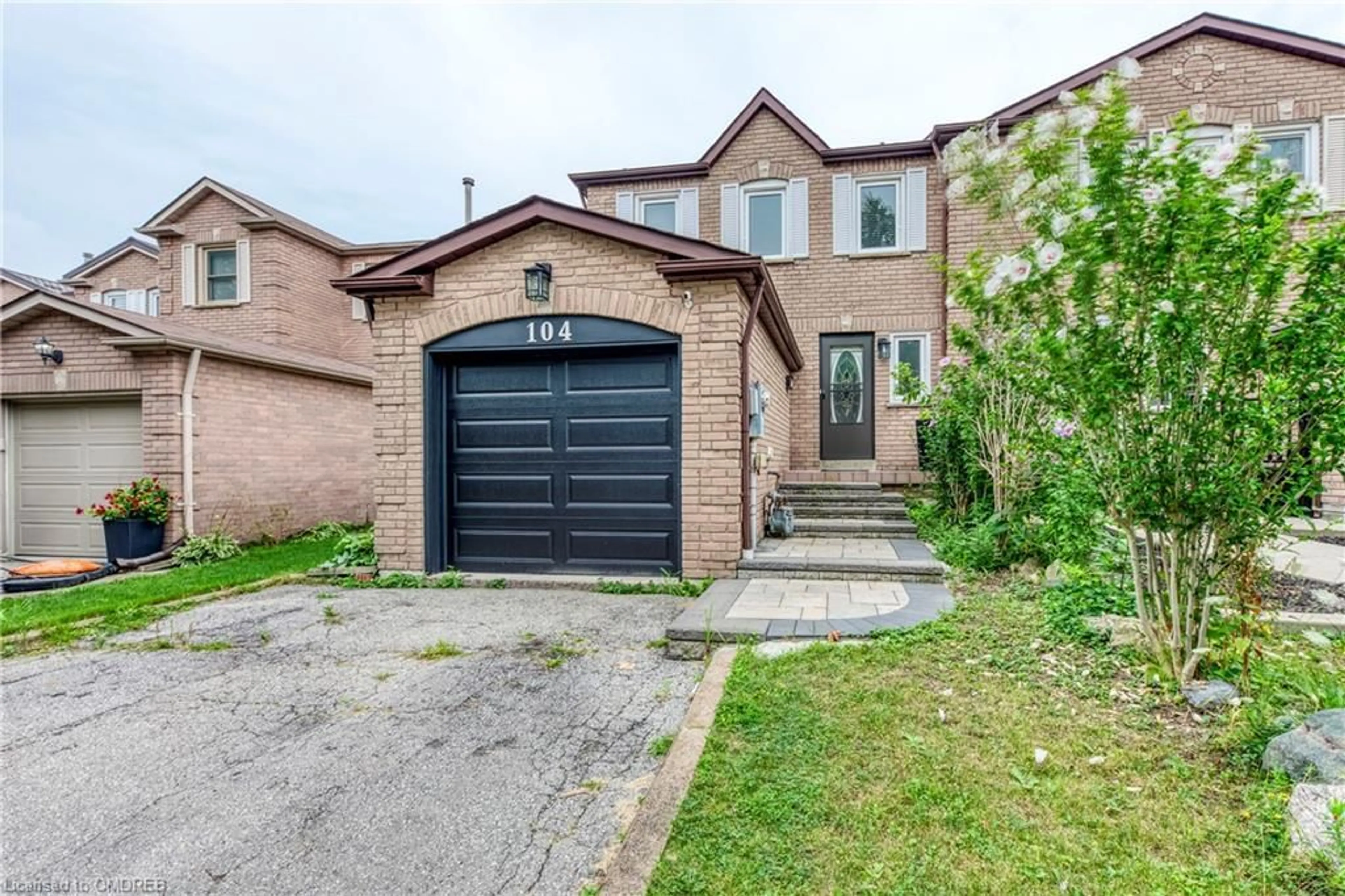 Frontside or backside of a home for 104 Cutters Cres, Brampton Ontario L6Y 4J8