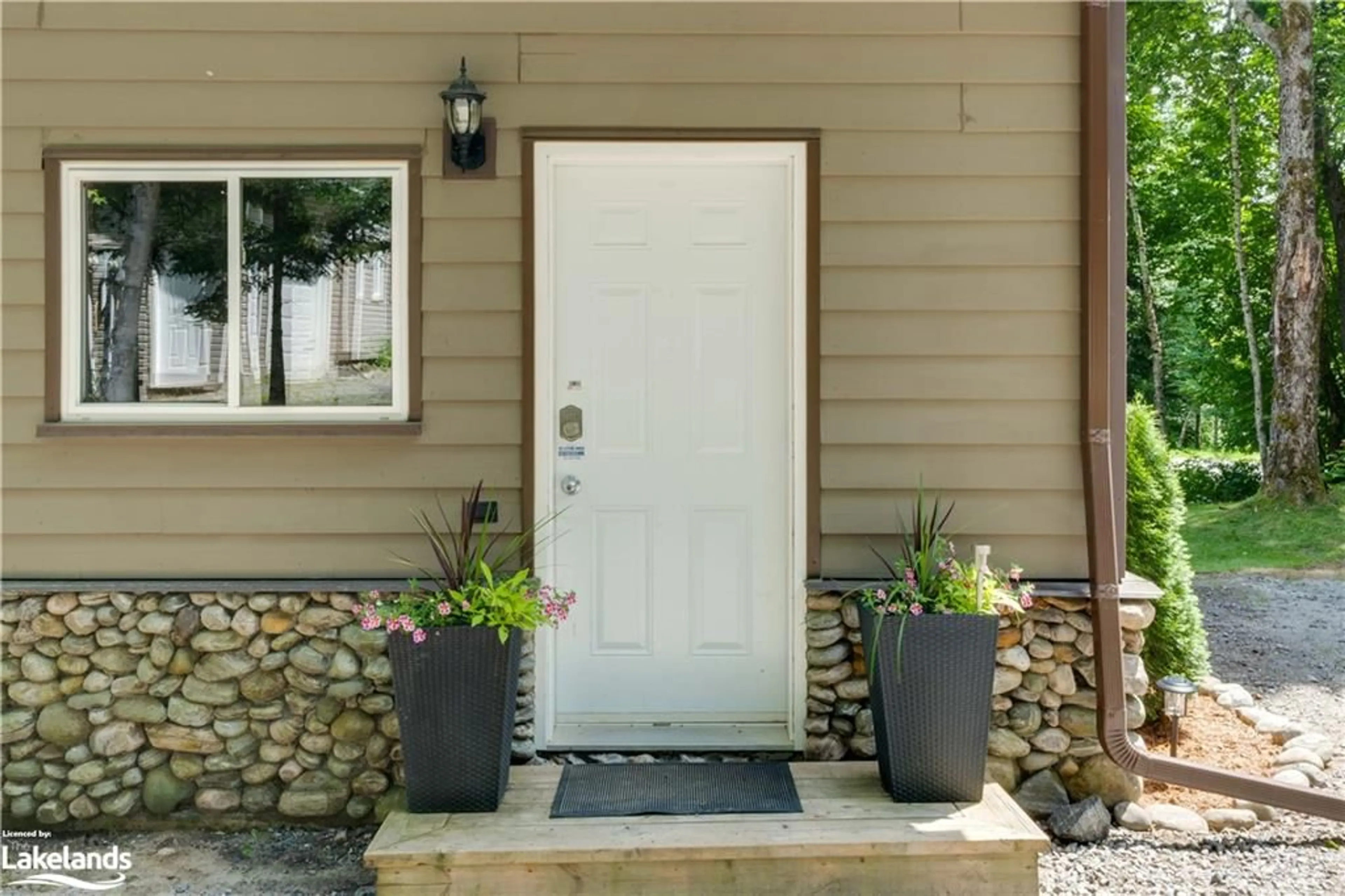 Indoor entryway for 143 Balsam Chutes Rd, Huntsville Ontario P0B 1L0