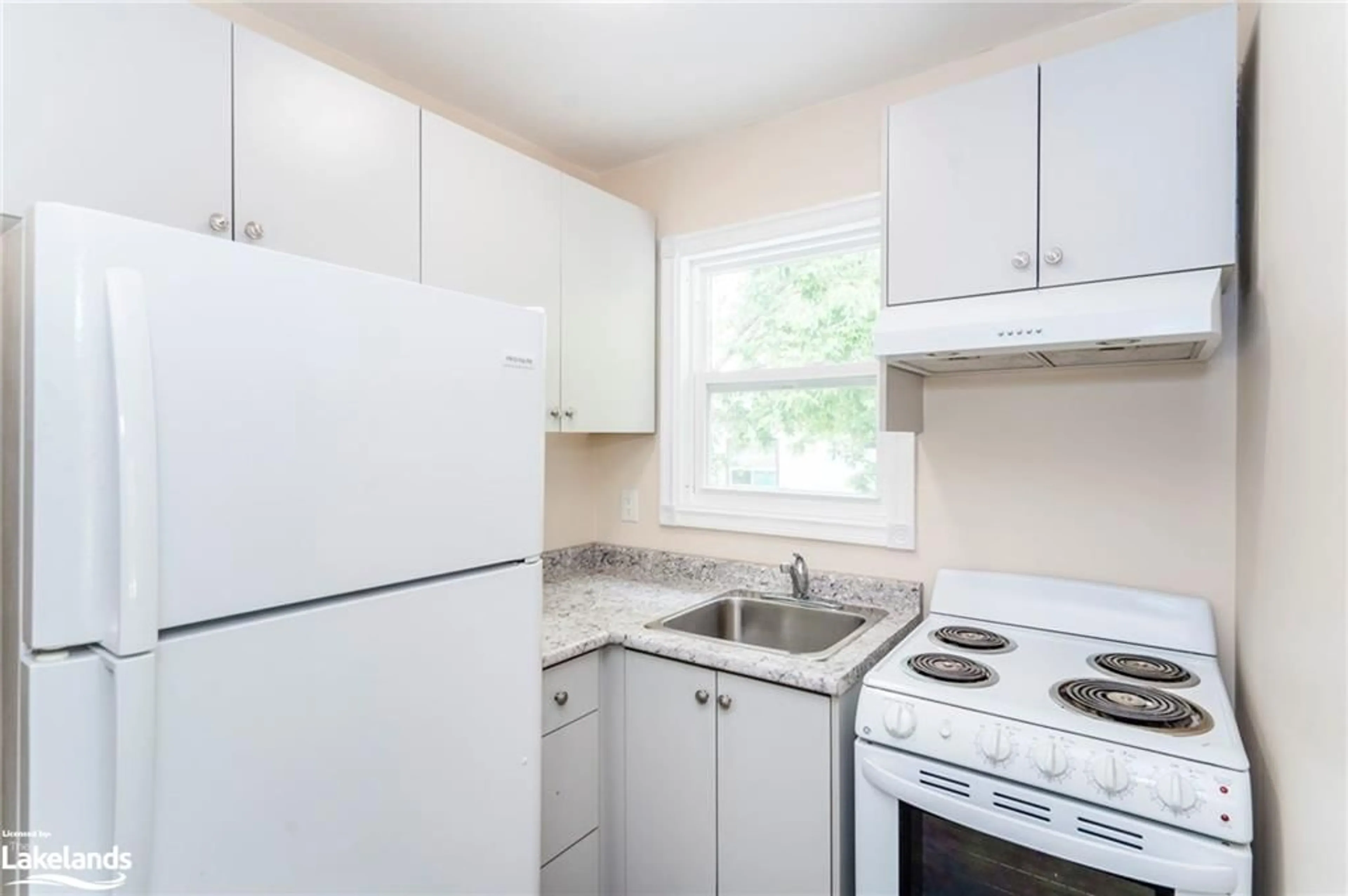 Standard kitchen for 315 Elizabeth St, Midland Ontario L4R 1Y7