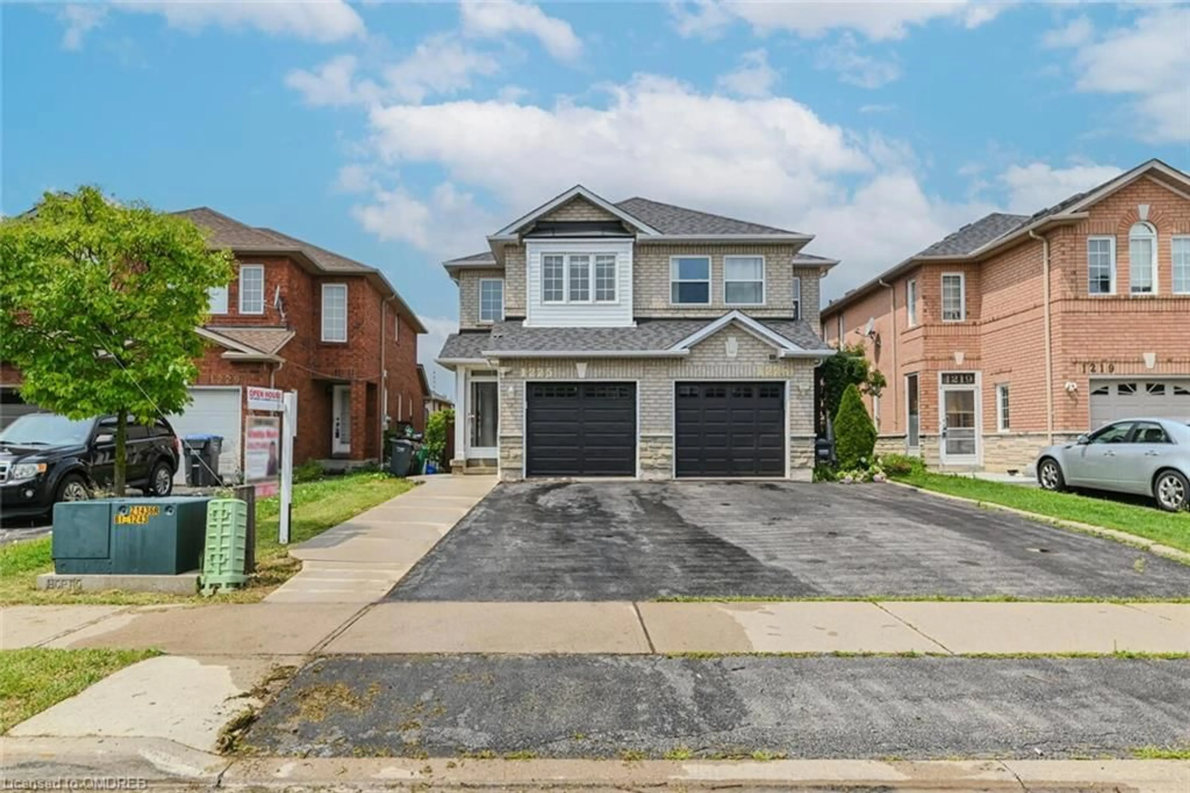 Frontside or backside of a home for 1225 Foxglove Pl, Mississauga Ontario L5V 2N3