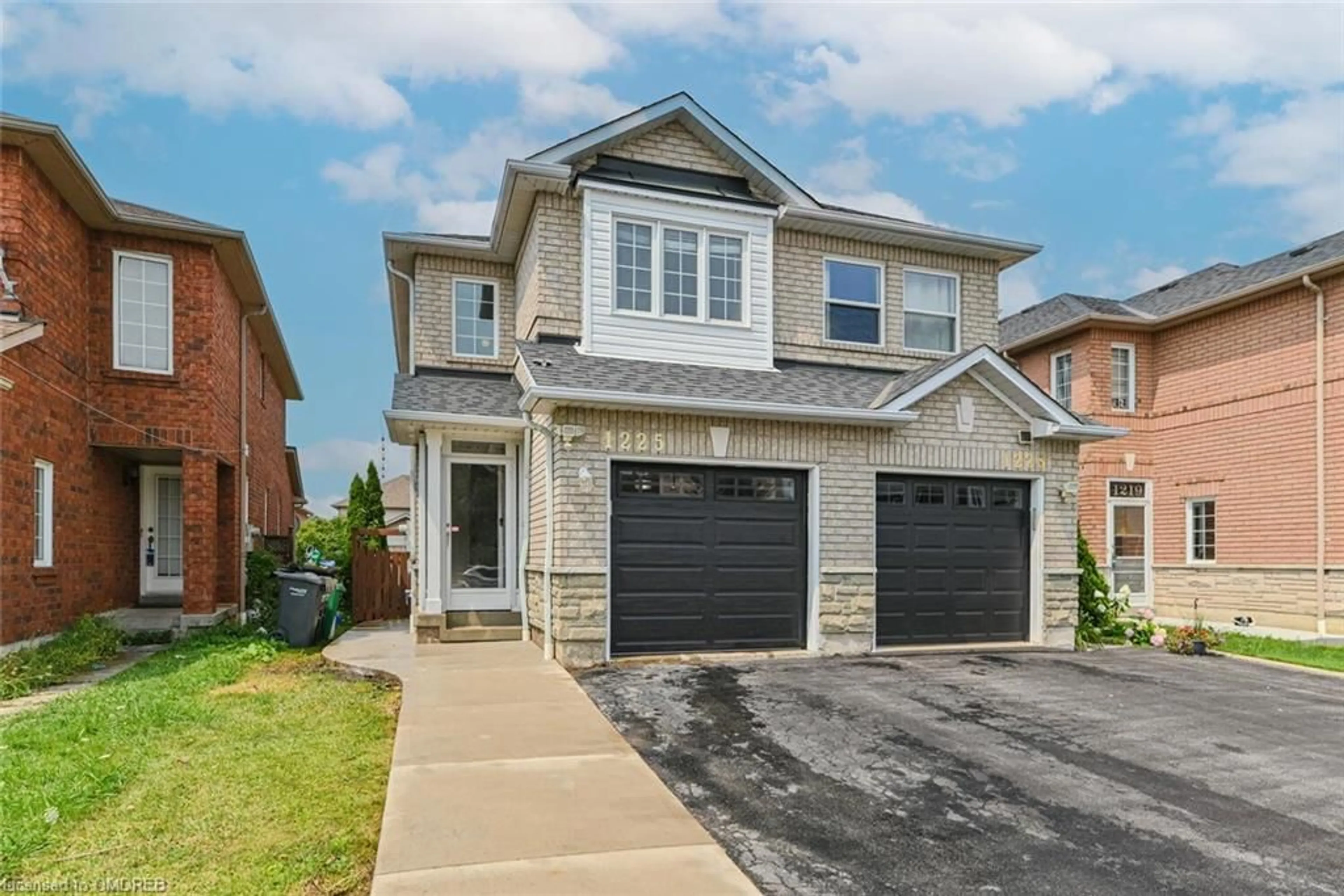 A pic from exterior of the house or condo for 1225 Foxglove Pl, Mississauga Ontario L5V 2N3