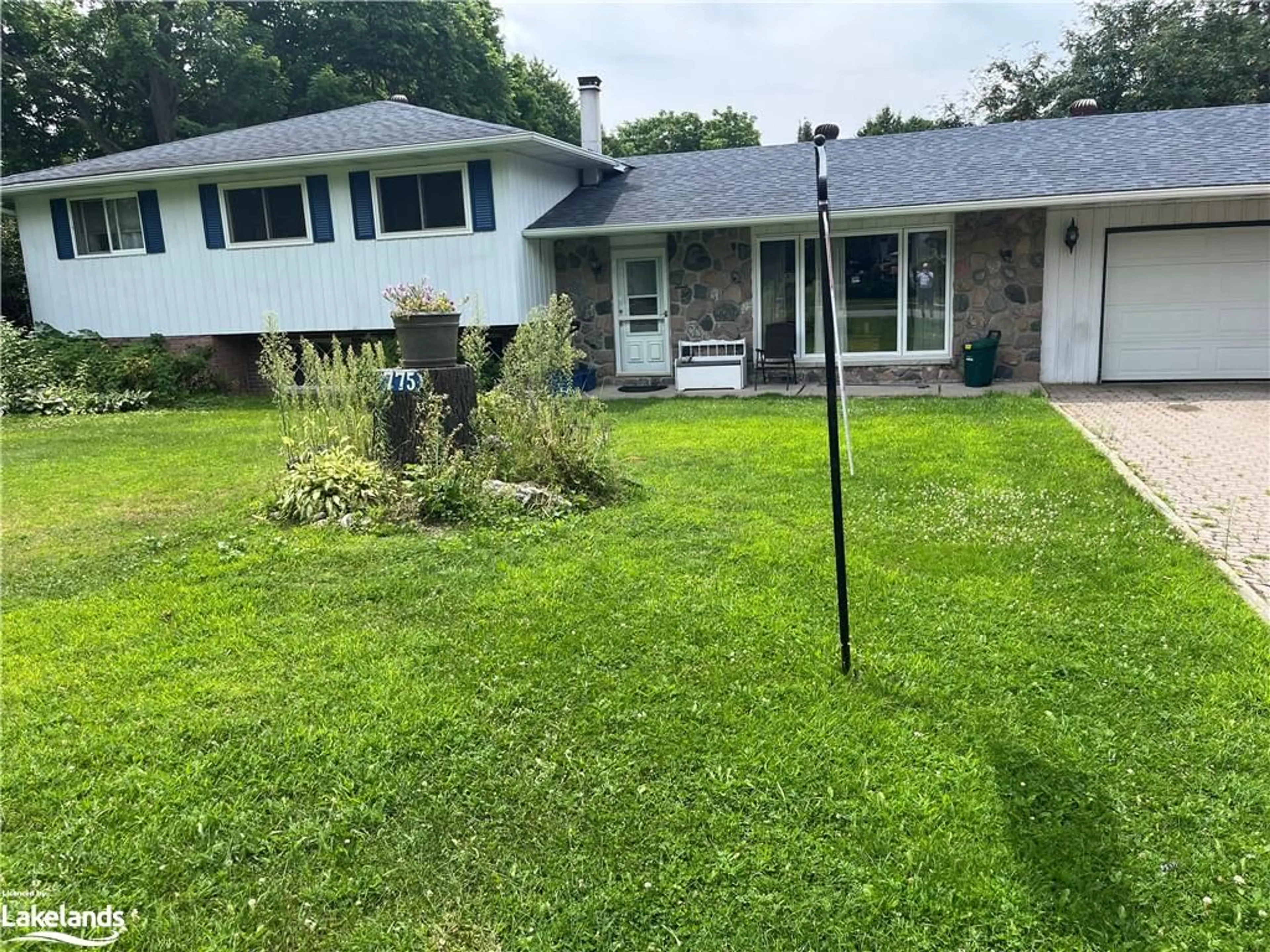 Frontside or backside of a home for 775 Sarah St, Gravenhurst Ontario P1P 1E4