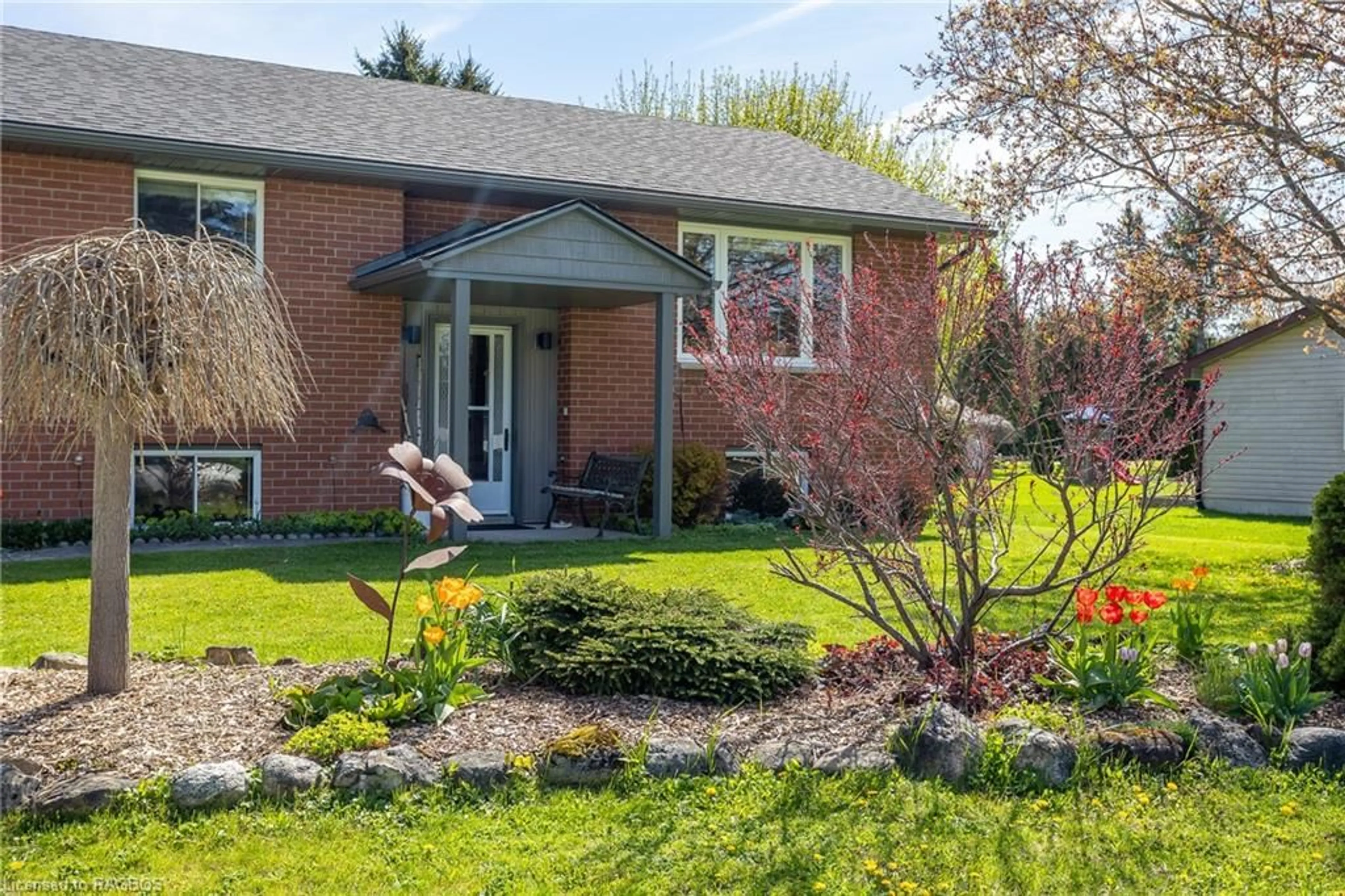 Home with brick exterior material for 40 Gardiner St, Meaford Ontario N4L 1K9