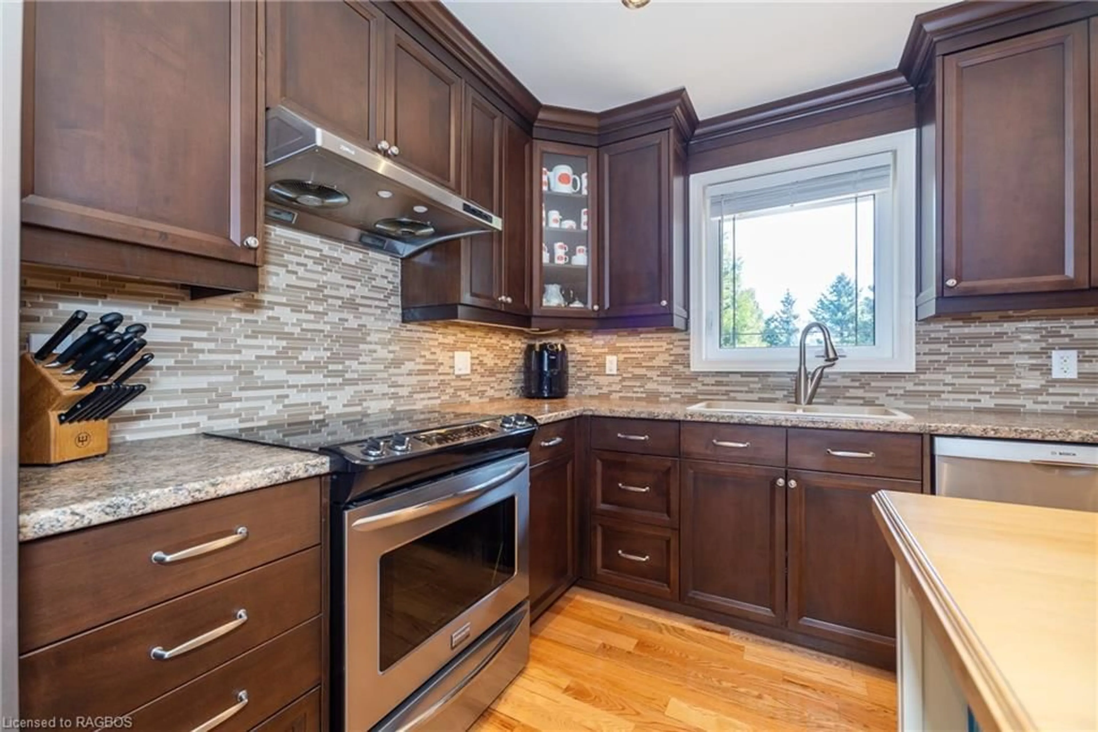 Open concept kitchen for 40 Gardiner St, Meaford Ontario N4L 1K9