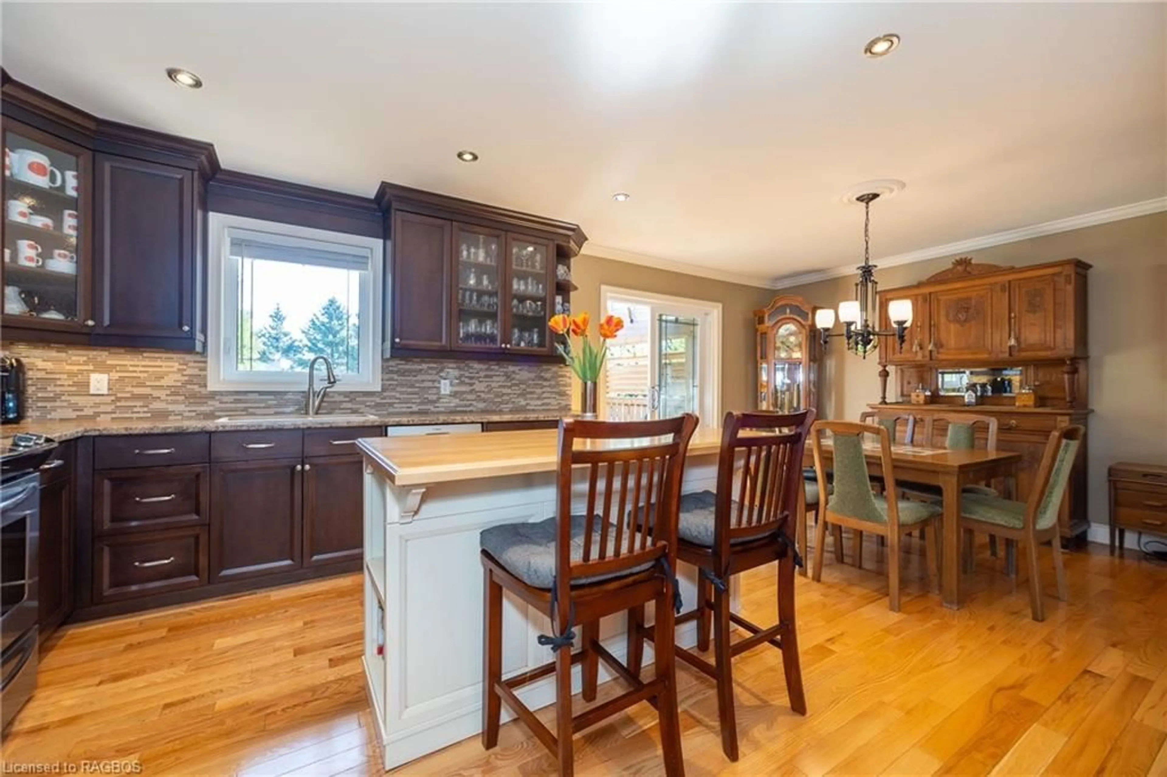 Open concept kitchen for 40 Gardiner St, Meaford Ontario N4L 1K9