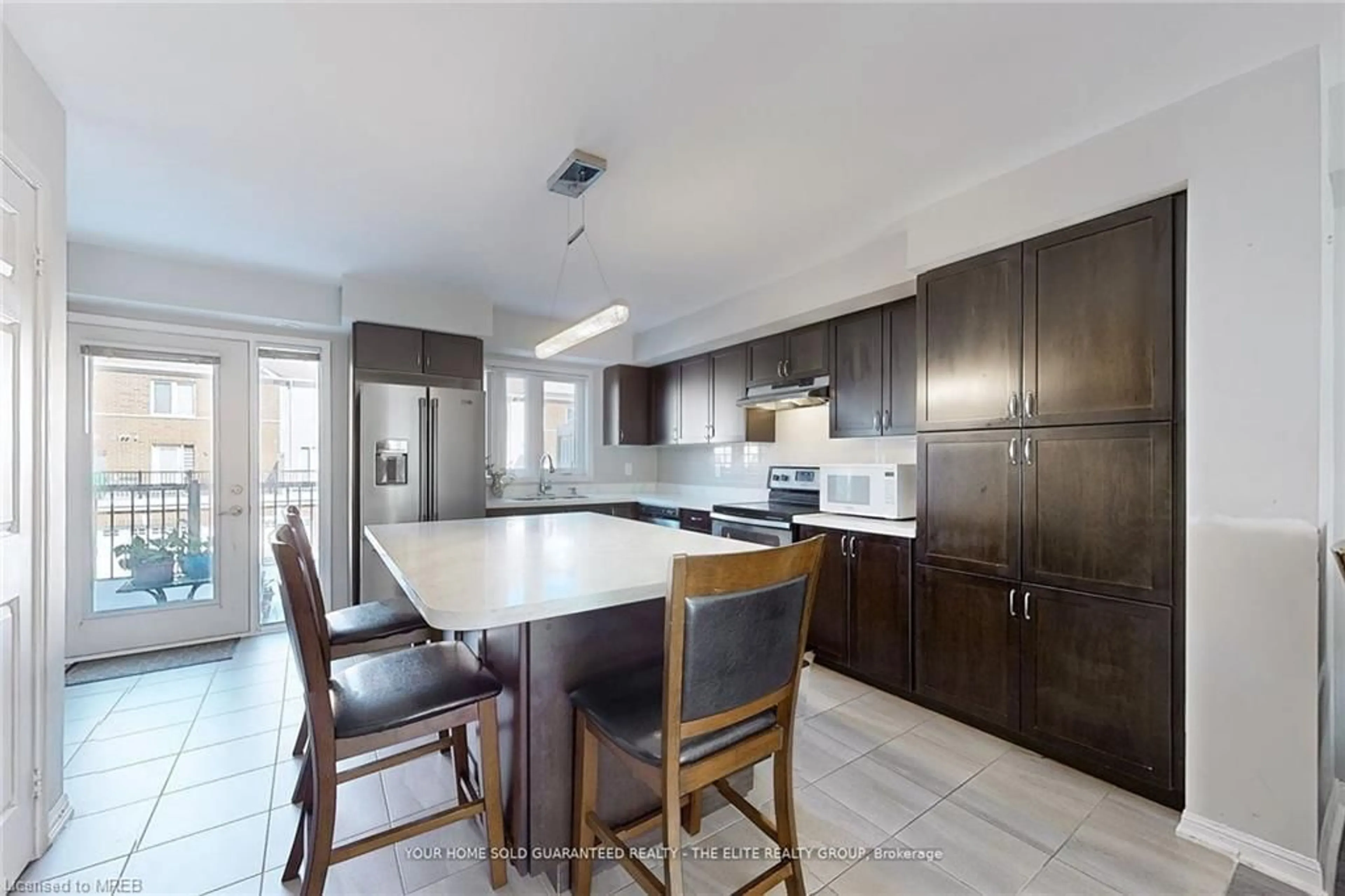 Contemporary kitchen for 250 Sunny Meadow Boulevard #213, Brampton Ontario L7A 0A1