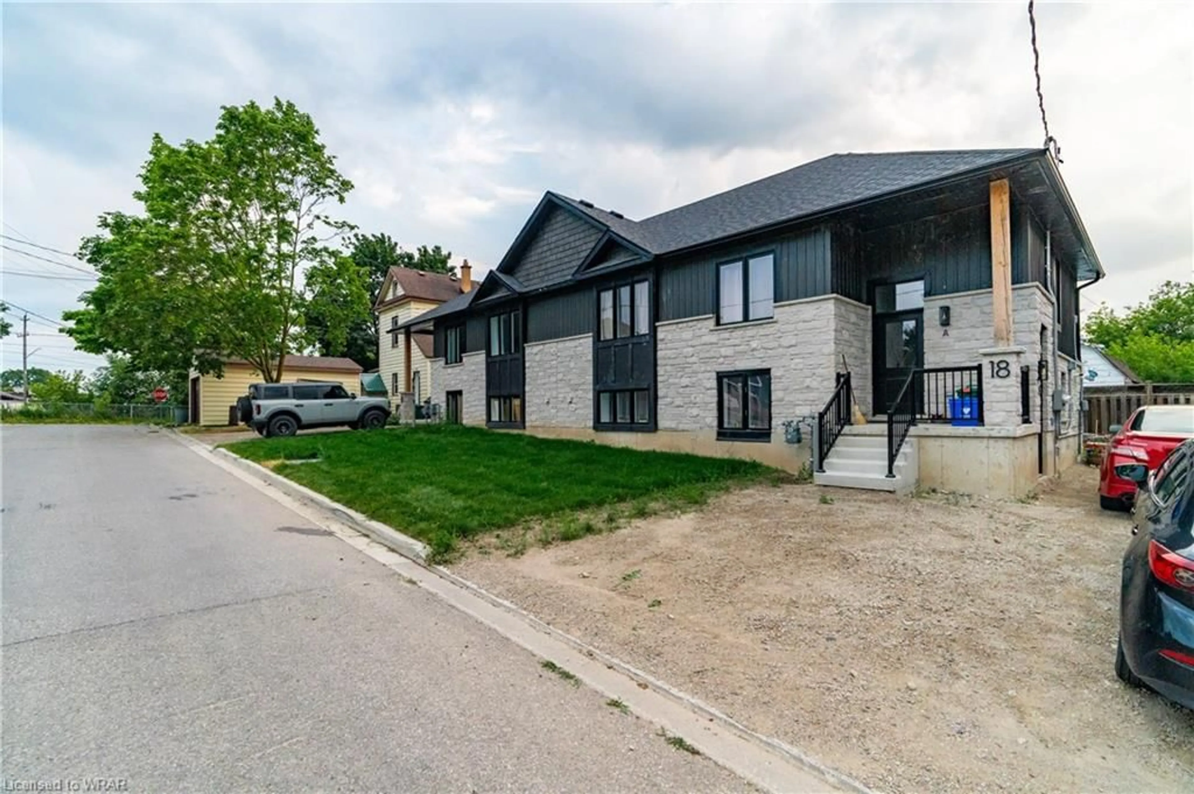 A pic from outside/outdoor area/front of a property/back of a property/a pic from drone, street for 18 Hincks St, New Hamburg Ontario N3A 2A3